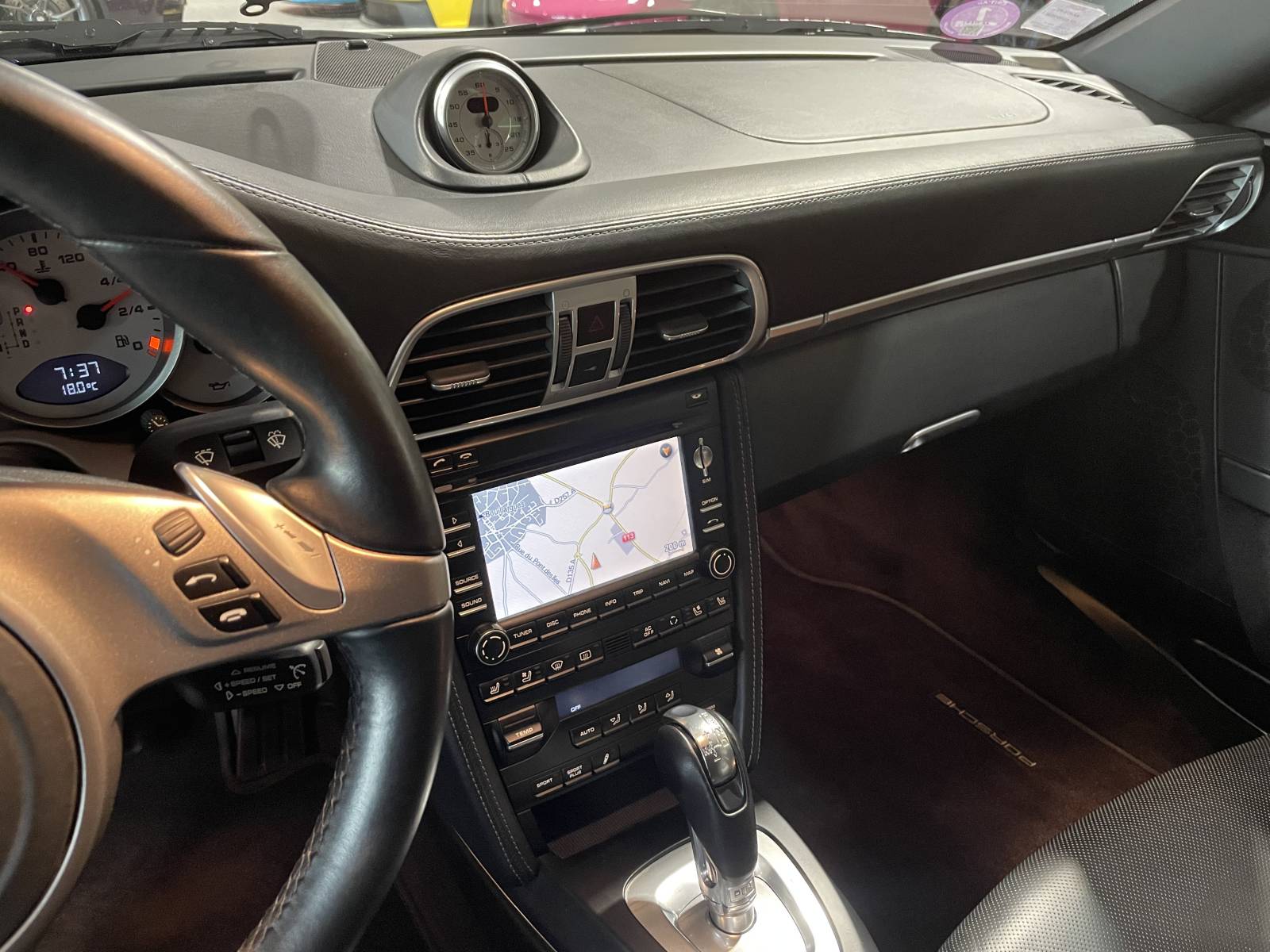 Système audio BOSE et écran tactile GPS pour un confort de route absolu.