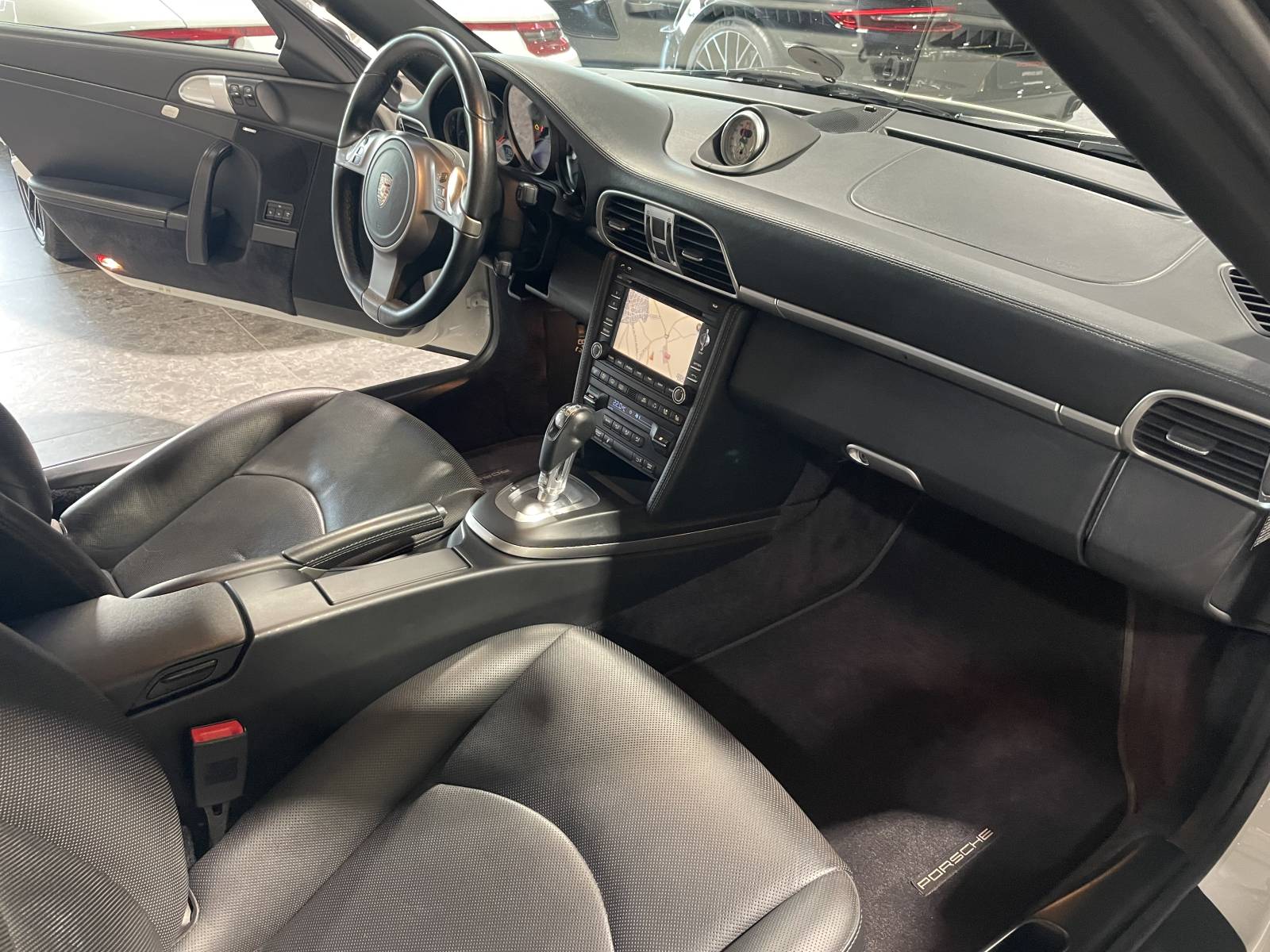 Intérieur tout cuir étendu noir pour cette Porsche 911 d'exception.