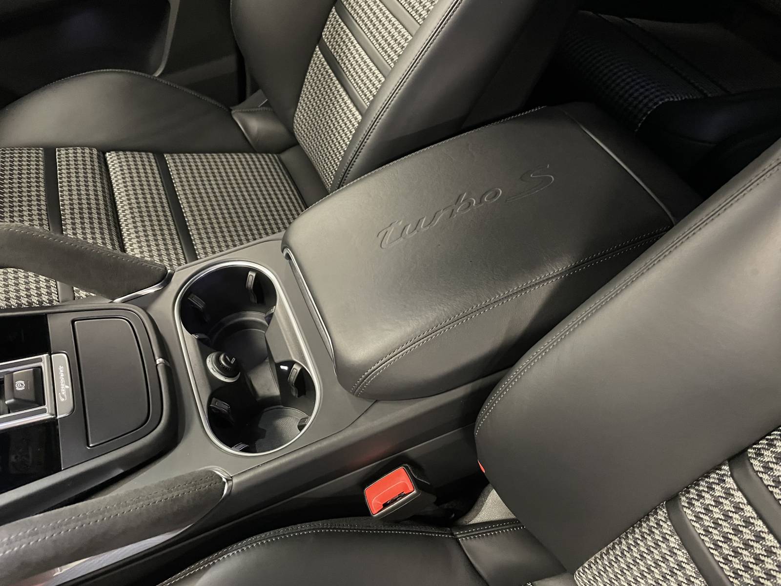 Vente Porsche Cayenne hybrid turbo S près de Montpellier dans l'Hérault