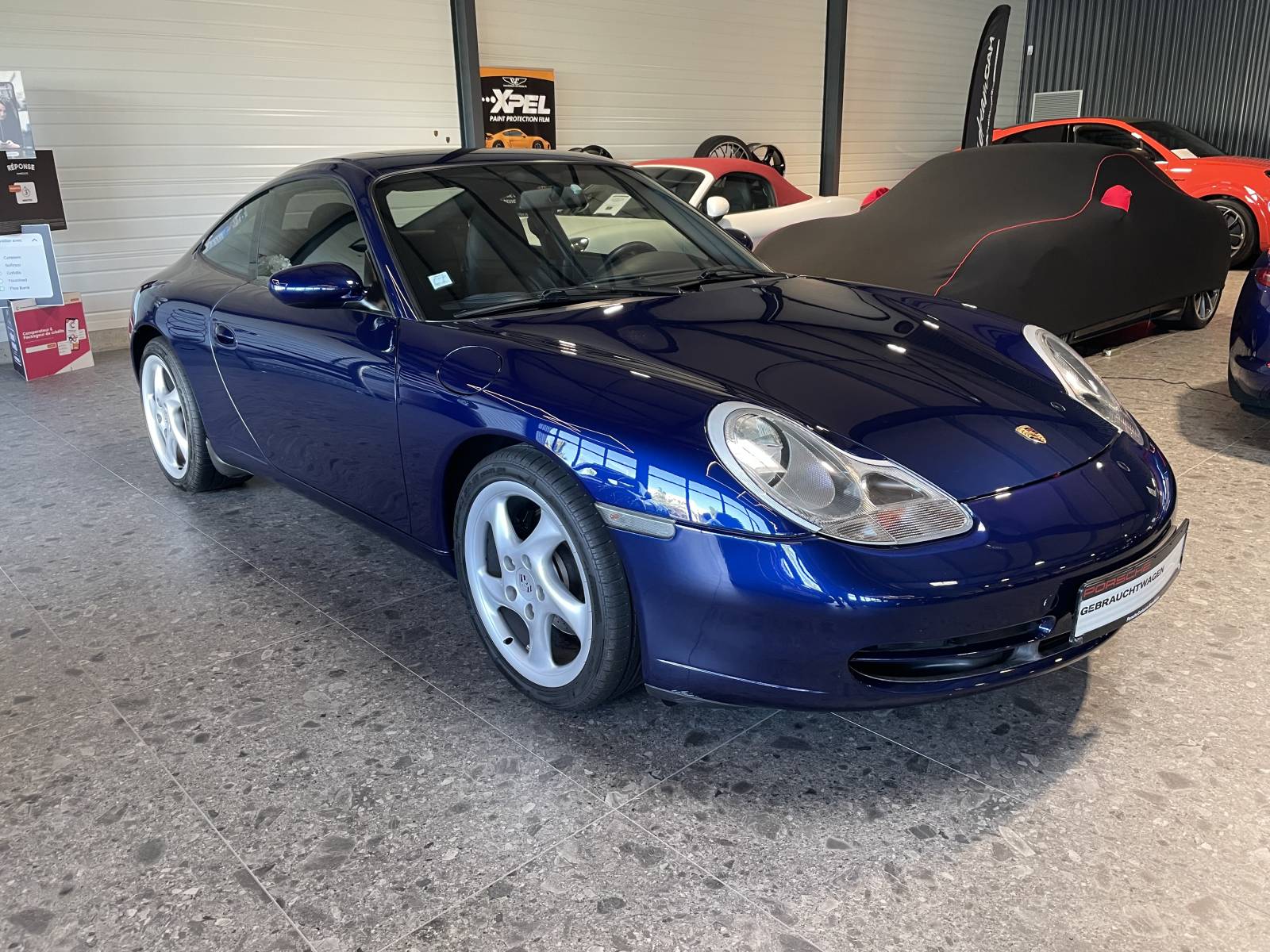Profil droit : Silhouette iconique de la Porsche 996 Carrera grise, spécialiste Gard.
