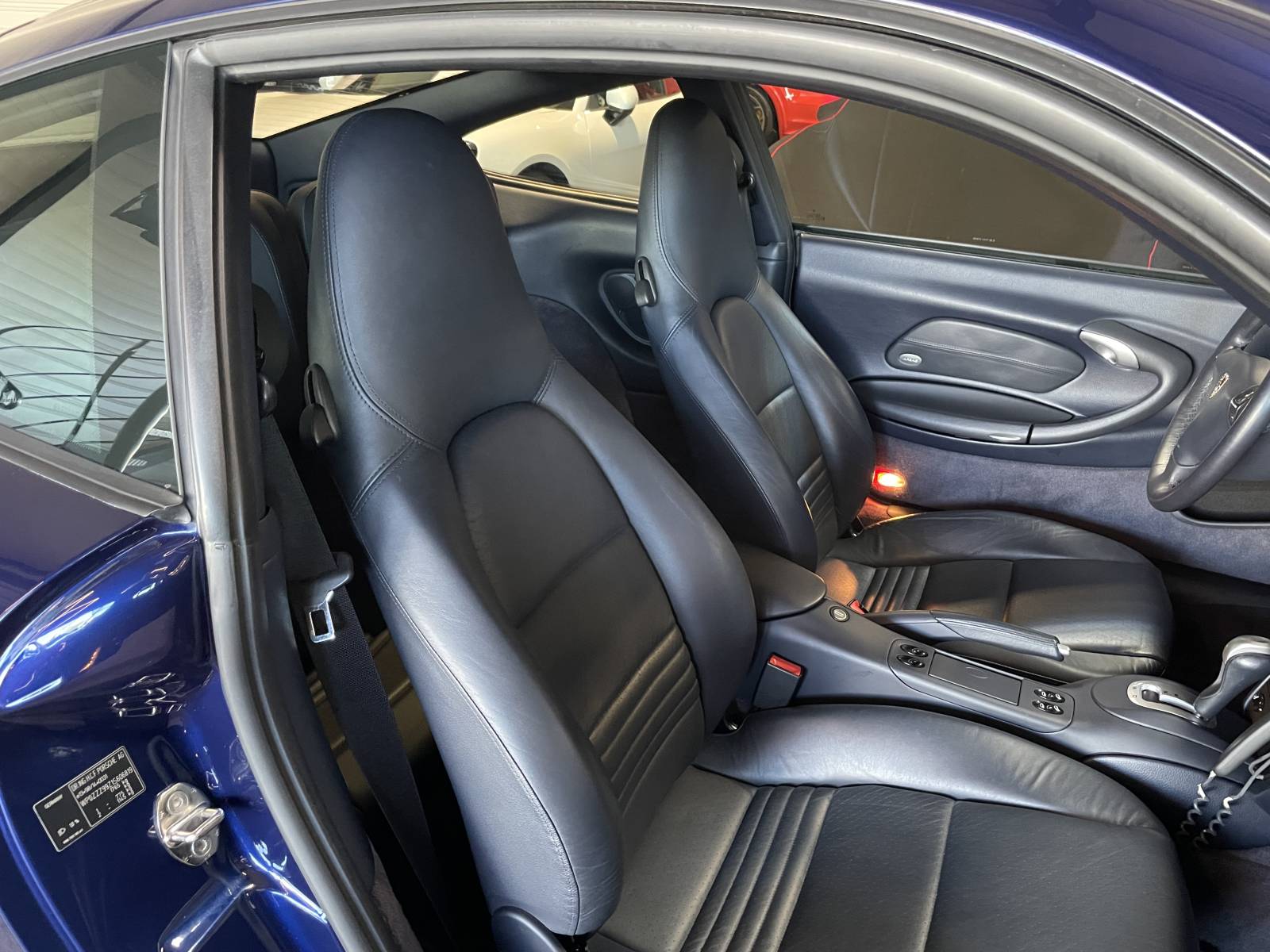 Sièges avant : Sellerie cuir avec sièges chauffants, état proche du neuf chez MY DREAM CAR.