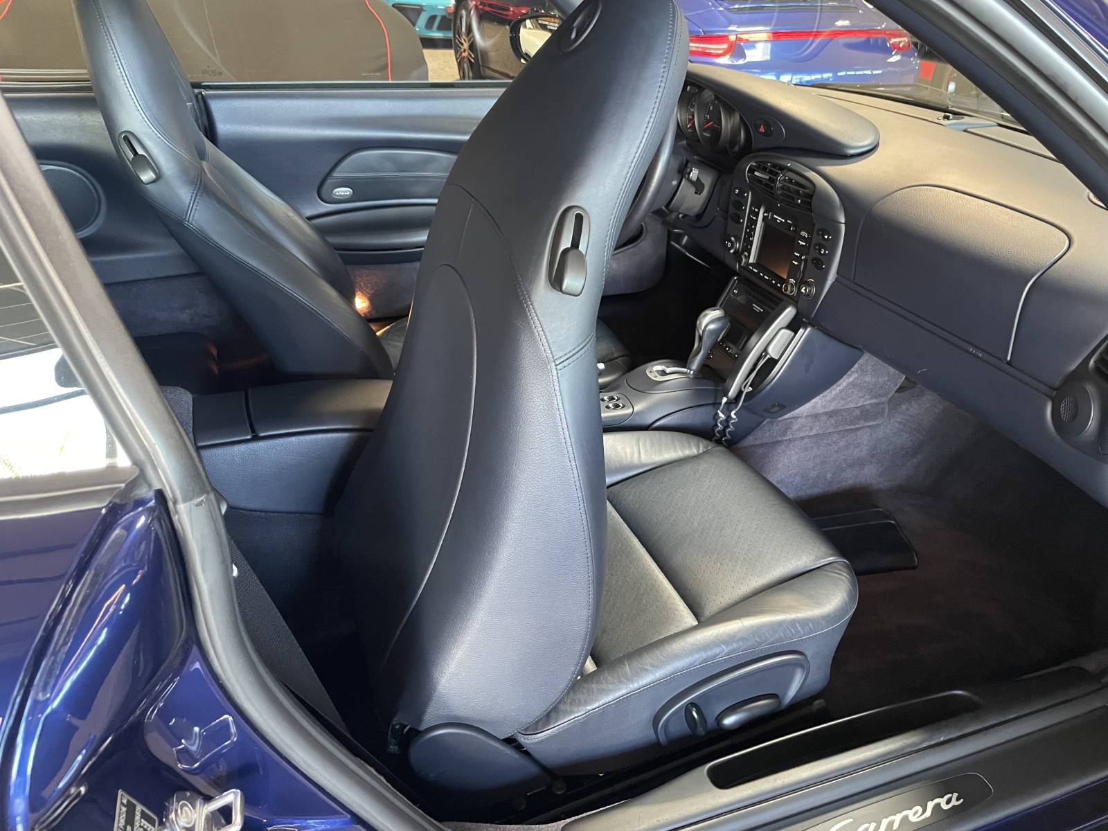 Sièges avant : Sellerie cuir avec sièges chauffants, état proche du neuf chez MY DREAM CAR.