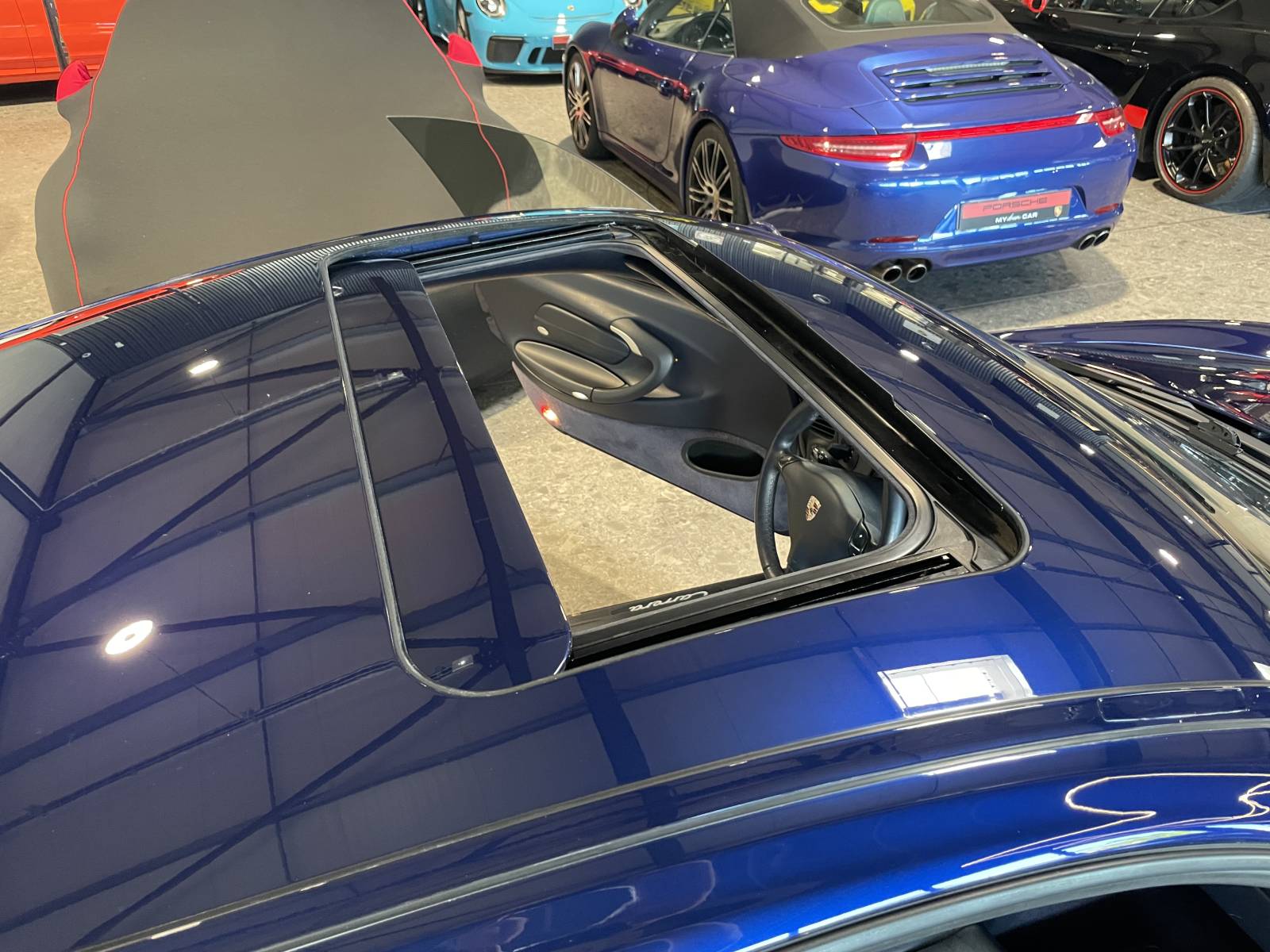 oit ouvrant : Toit ouvrant électrique ouvert sur cette Porsche 996, idéal climat du Gard.