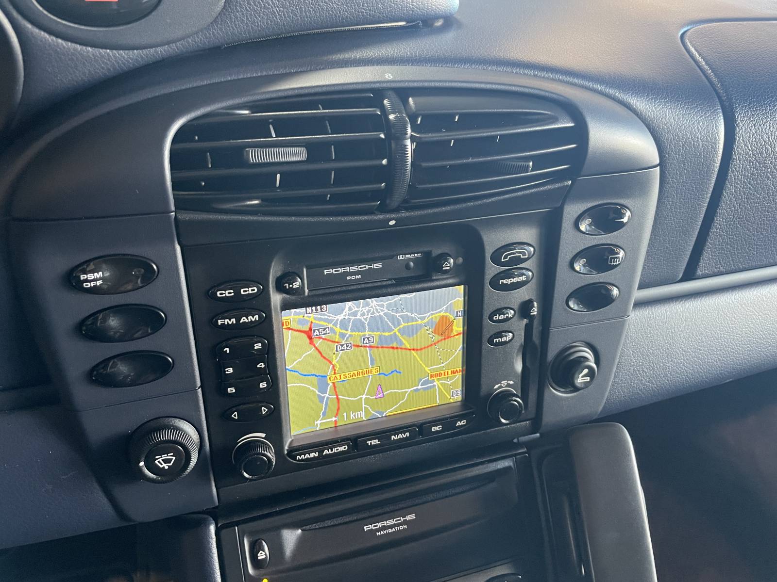 Console centrale : Système GPS 16/9 et commandes de climatisation automatique Porsche.