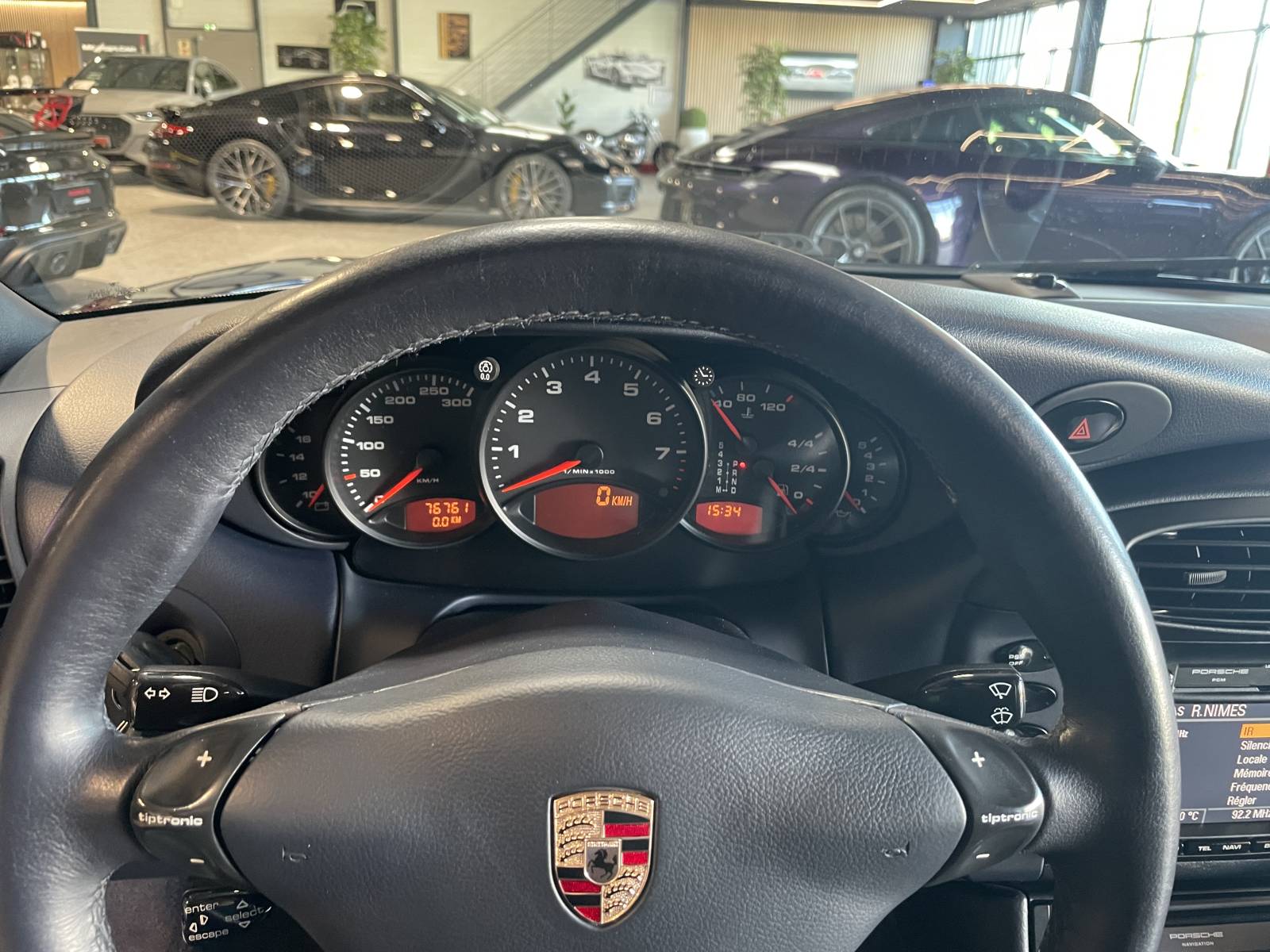 Tableau de bord : Compteurs emblématiques et ordinateur de bord Porsche 996.