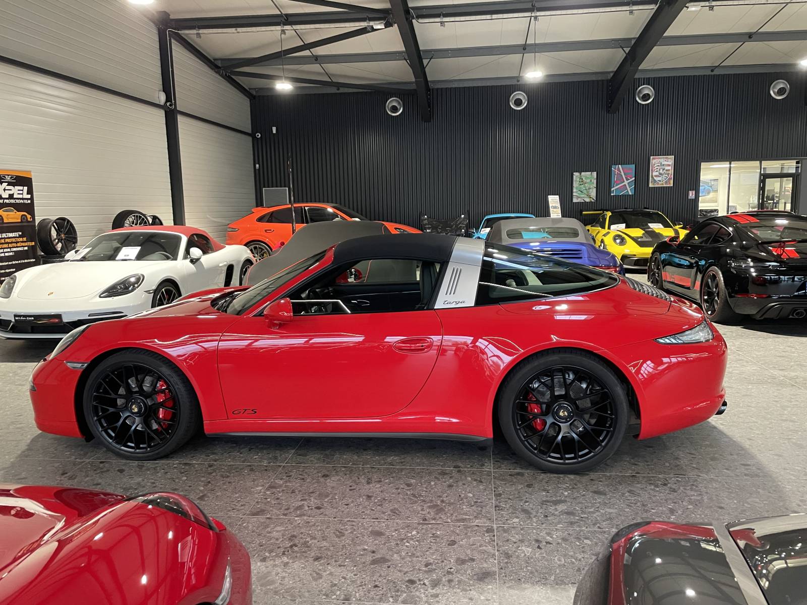 Vue avant agressive de la Porsche 911 Targa 4 GTS dans le Gard.