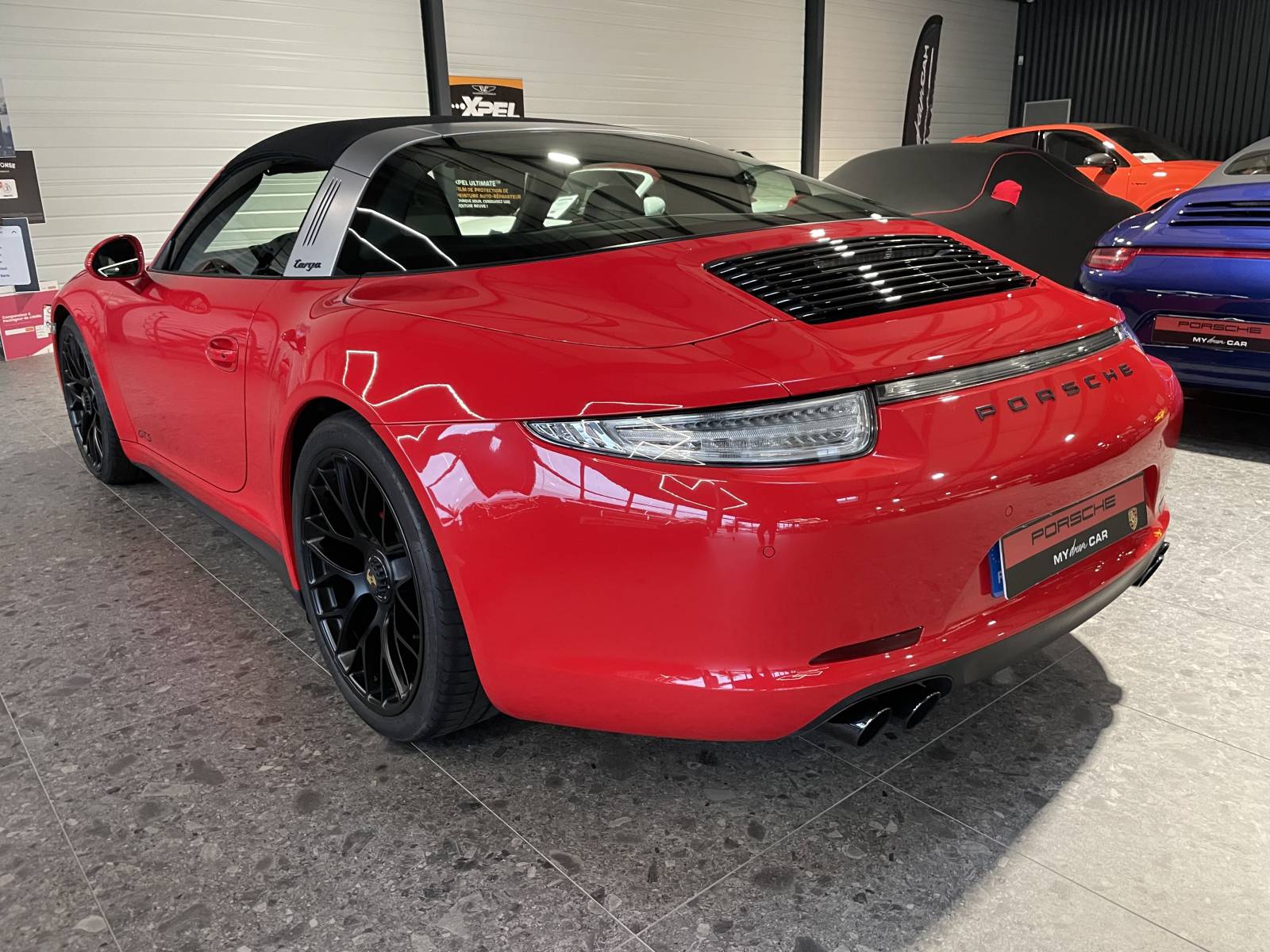 Vue arrière large avec échappement sport actif (PSE) Porsche.