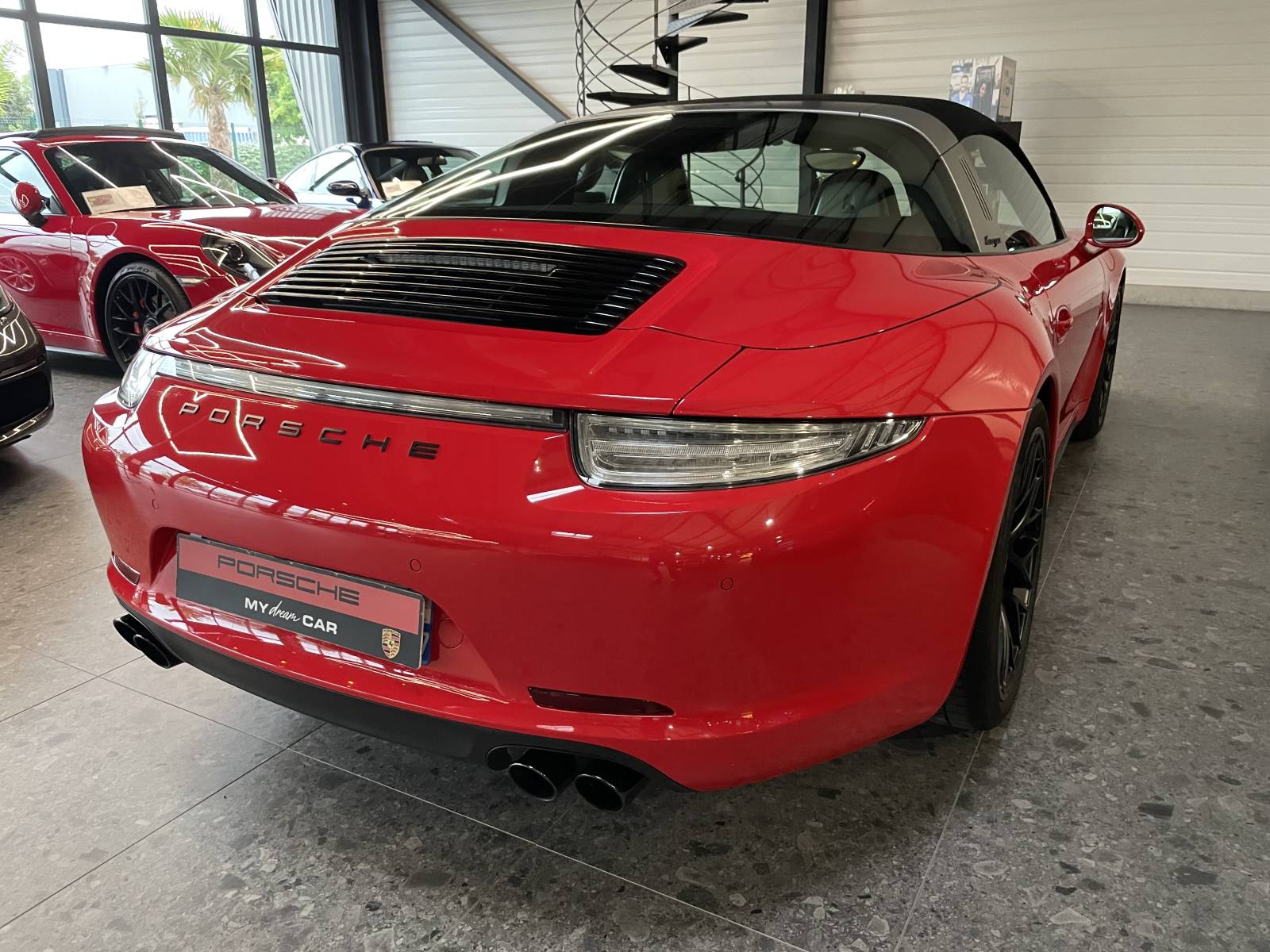 Vue arrière large avec échappement sport actif (PSE) Porsche.