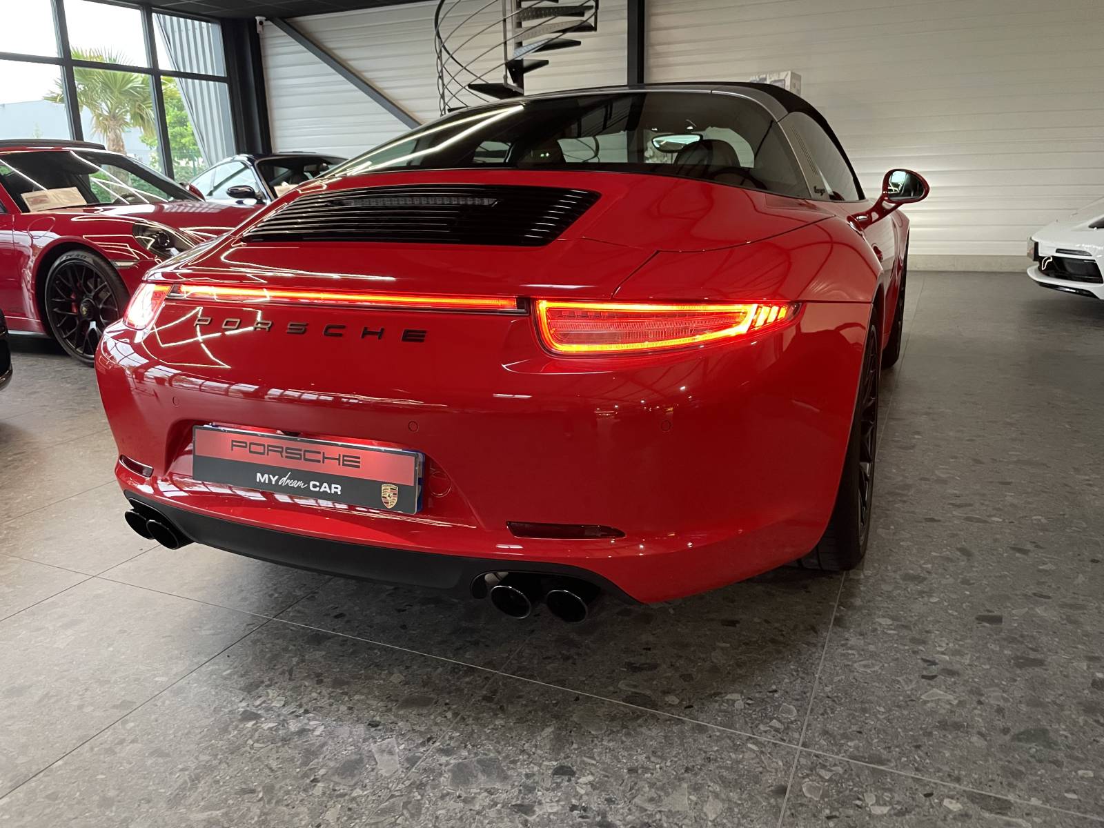 Vue arrière large avec échappement sport actif (PSE) Porsche.