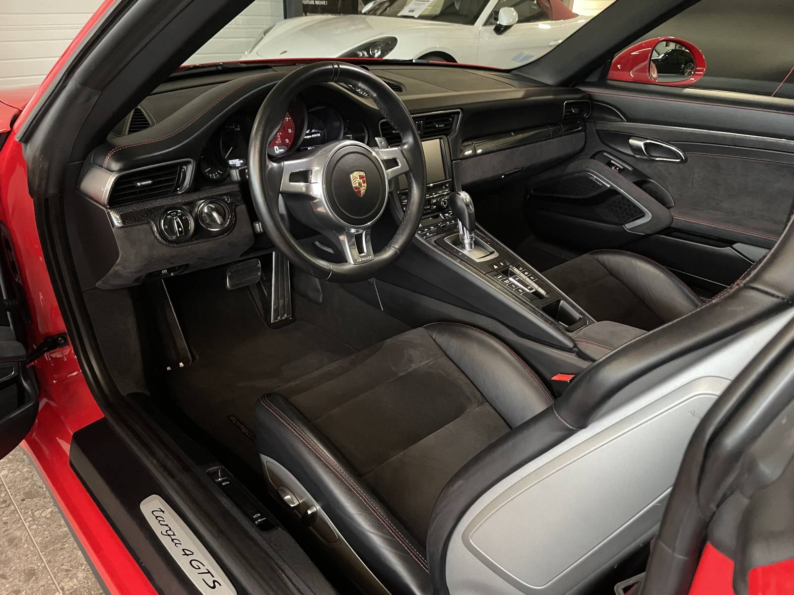 Intérieur cuir étendu et finitions carbone de la 991 GTS.