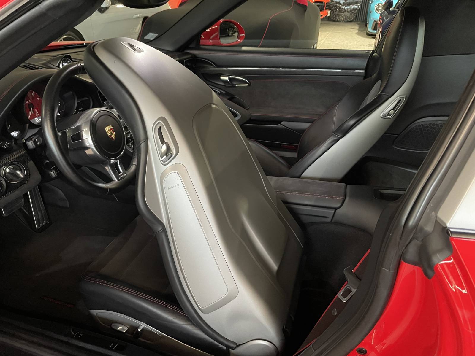La Porsche de vos rêves vous attend chez MY DREAM CAR à Nîmes.