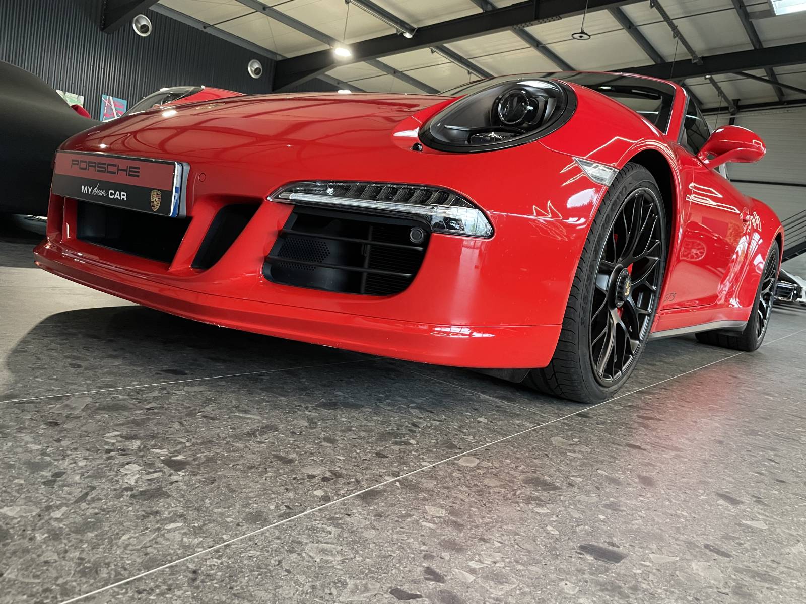 Profil iconique de la 991 Targa 4 GTS grise à Nîmes.