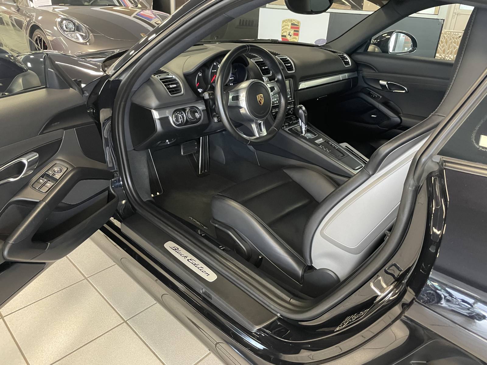 Trouvez votre bonheur au volant de cette Porsche Cayman 981 Black Edition à Nîmes