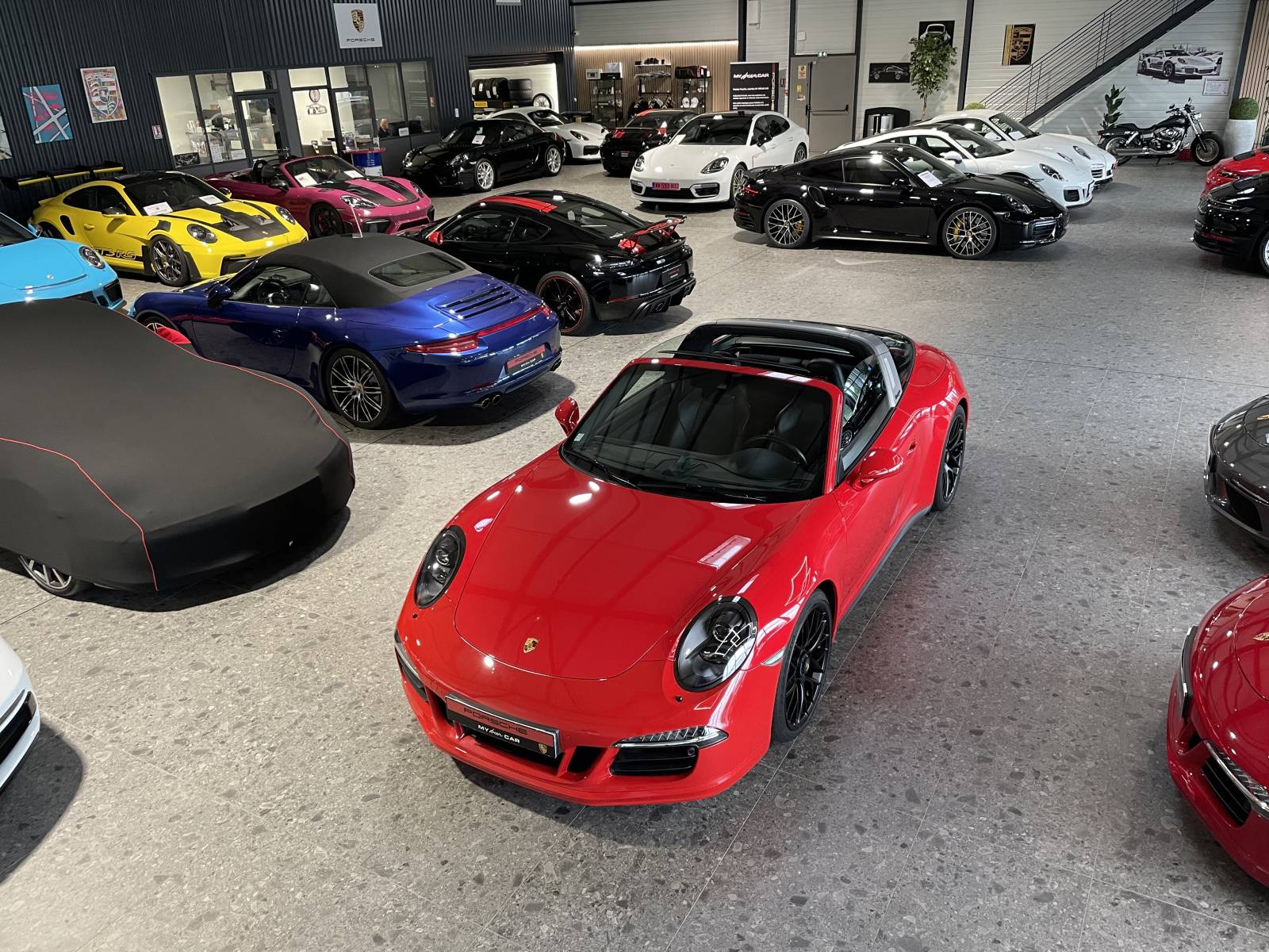 Vue avant agressive de la Porsche 911 Targa 4 GTS dans le Gard.