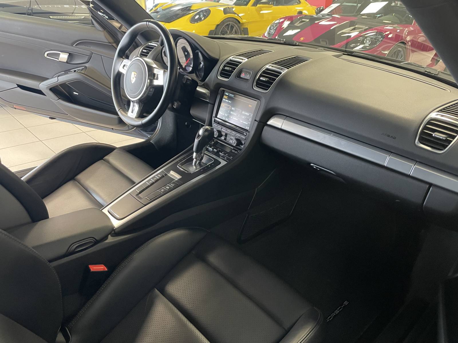 Découvrez la Porsche Cayman 981 Black Edition - Laissez-vous séduire par le design racé et les performances hors du commun de cette Porsche Cayman 981 Black Edition d'occasion à Nîmes.