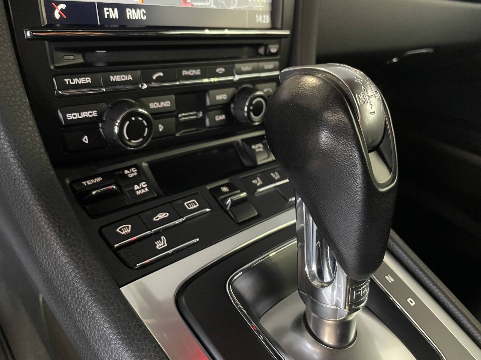 Porsche Cayman 981 Black Edition - Performance et élégance à Nîmes - Cette sportive d'exception allie à la perfection performance et élégance. Venez la découvrir chez notre concessionnaire à Nîmes.