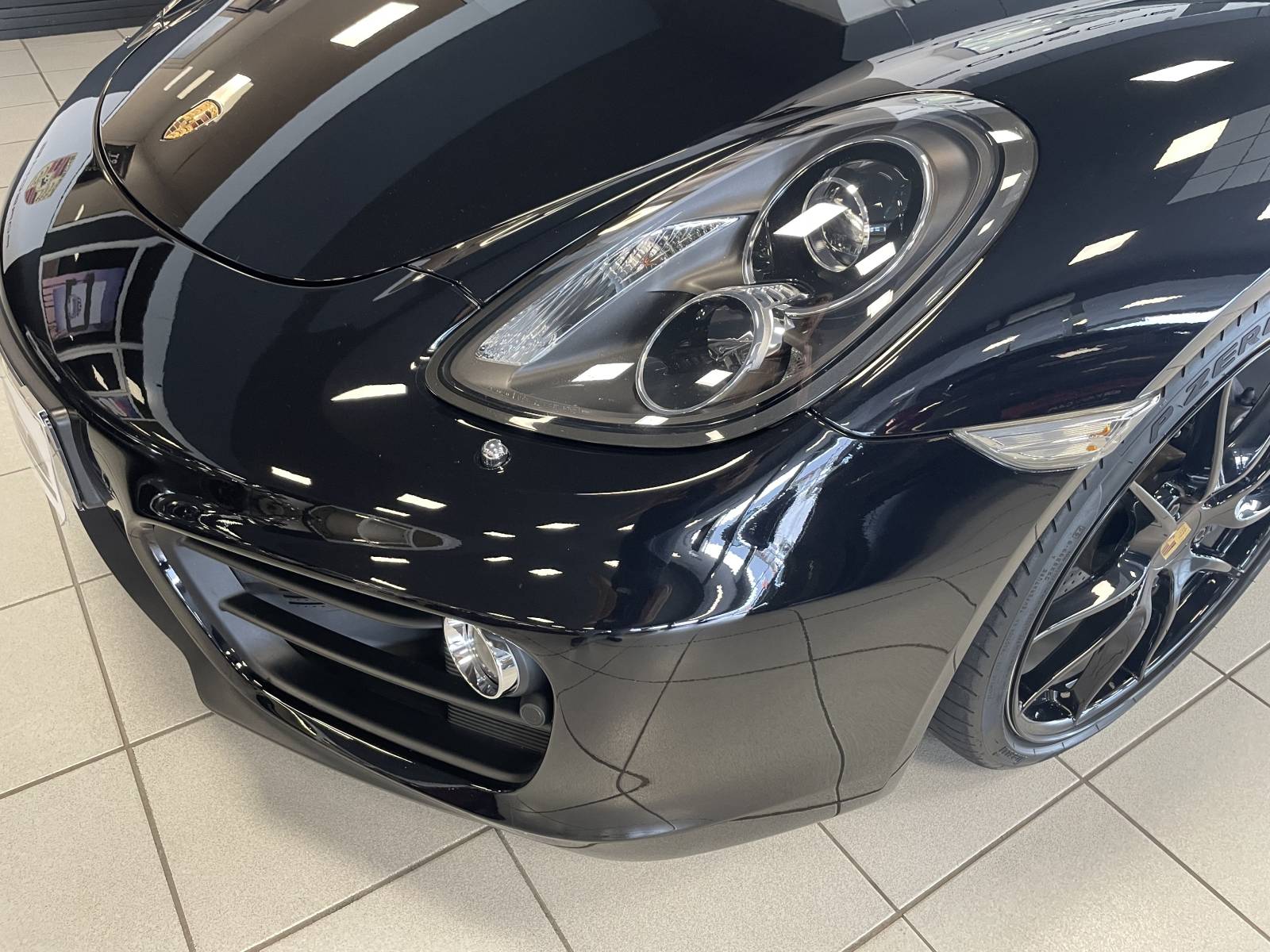 Trouvez votre bonheur au volant de cette Porsche Cayman 981 Black Edition à Nîmes - Que vous soyez passionné de conduite sportive ou simplement à la recherche d'une voiture de caractère, cette Porsche Cayman 981 Black Edition est faite pour vous.