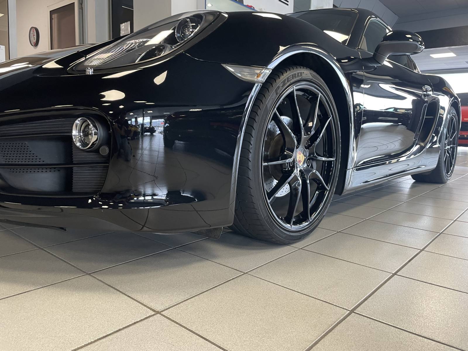 Porsche Cayman 981 Black Edition - Une sportive d'exception à Nîmes - Découvrez les performances et le design époustouflant de cette Porsche Cayman 981 Black Edition disponible chez notre concessionnaire à Nîmes.