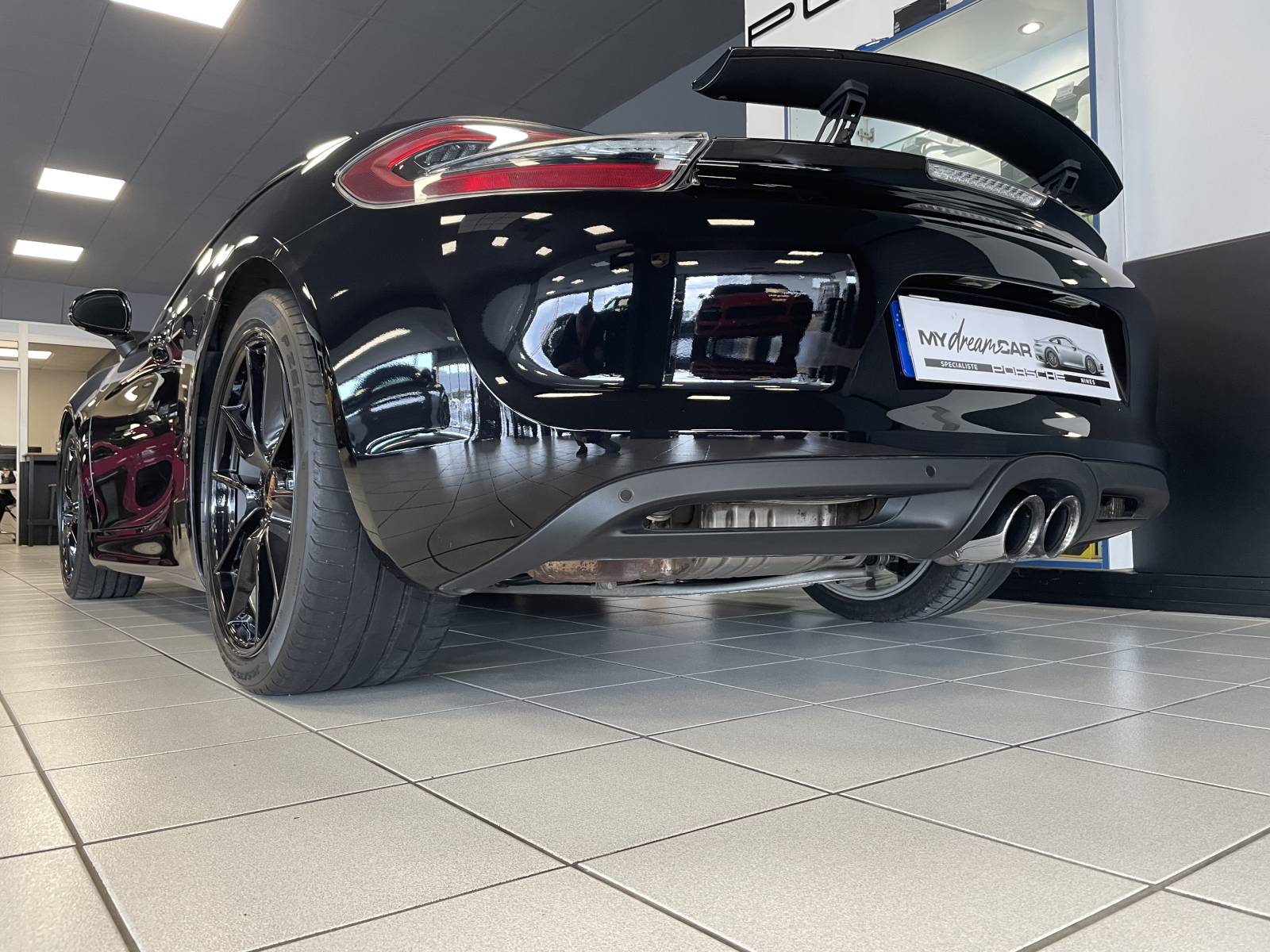 Porsche Cayman 981 Black Edition - Un concentré de sensations à Nîmes - Préparez-vous à vivre des sensations fortes au volant de cette Porsche Cayman 981 Black Edition. Disponible à la vente chez MY DREAM CAR à Nîmes.