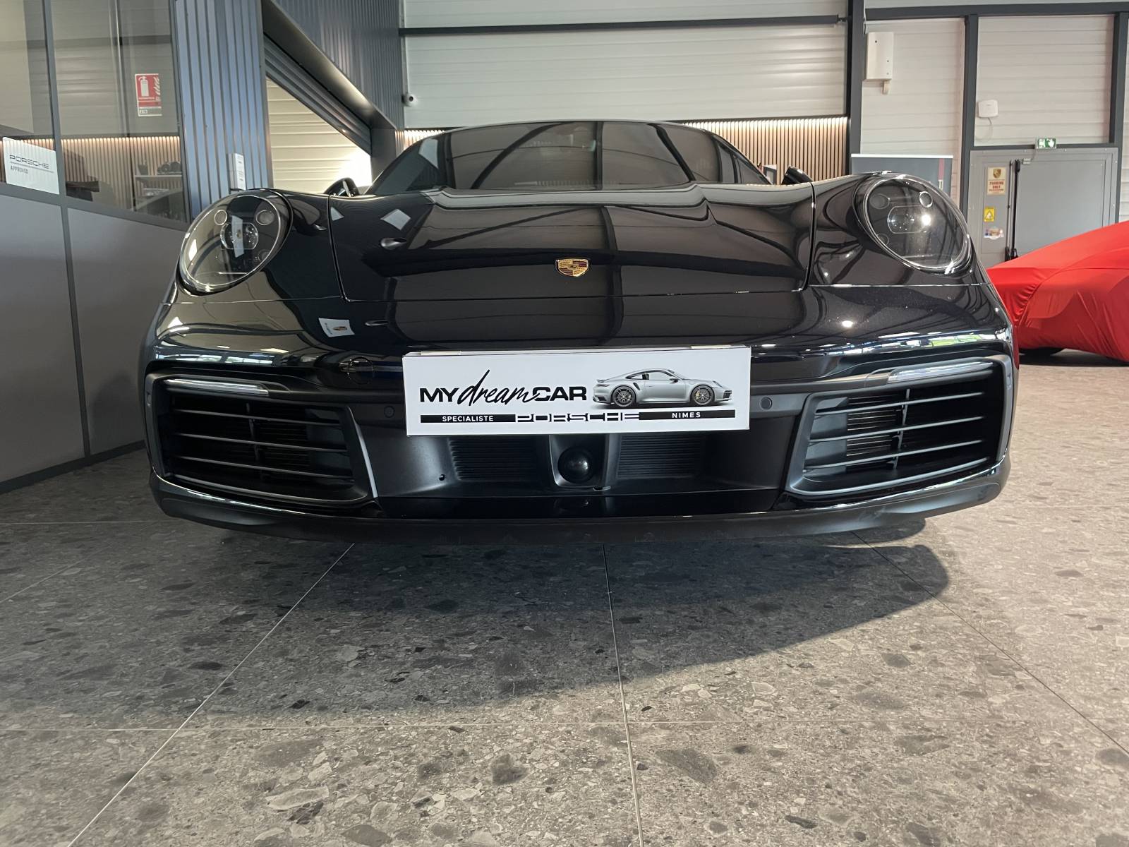 Vue avant de la Porsche 911 type 992, spécialiste Porsche Vaucluse.