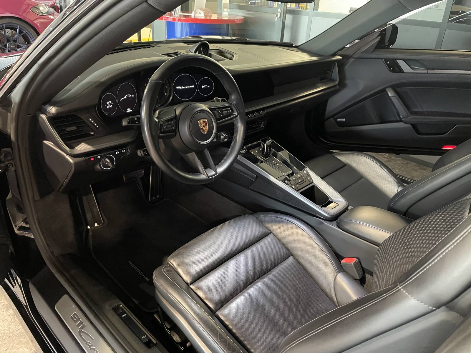 Intérieur cuir étendu luxe pour cette 992 Carrera 4S chez MY DREAM CAR.