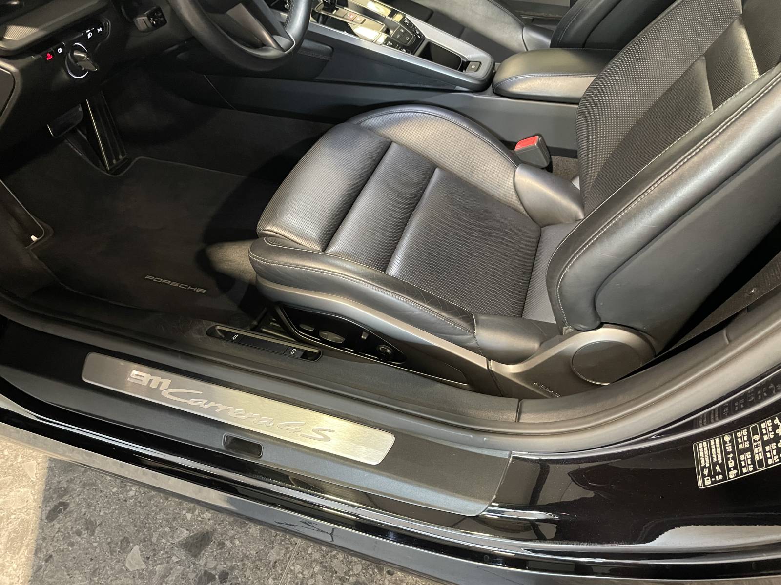 Intérieur cuir étendu luxe pour cette 992 Carrera 4S chez MY DREAM CAR.