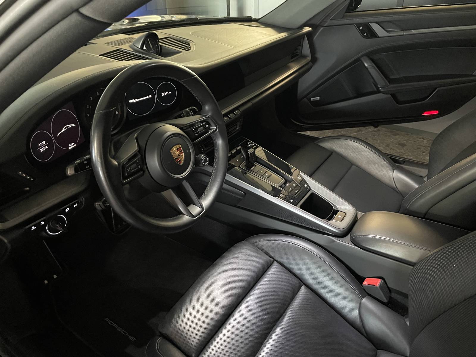 Intérieur cuir étendu luxe pour cette 992 Carrera 4S chez MY DREAM CAR.