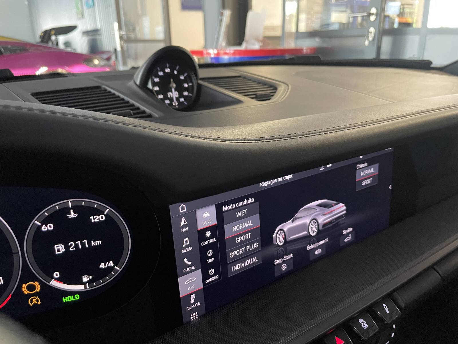 Porsche 911 (992) 4S avec 49 246 km, carnet d'entretien à jour.