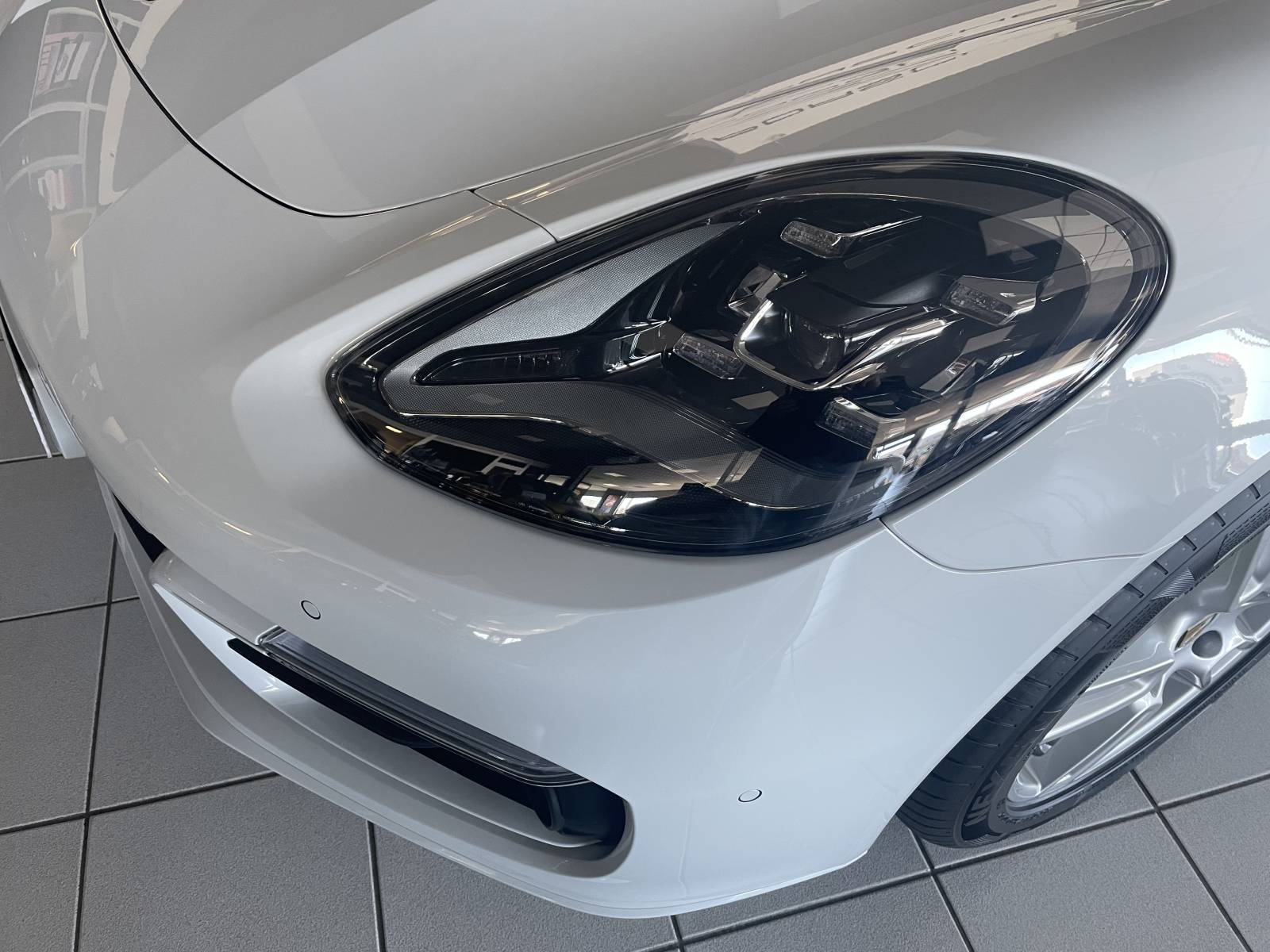 Découvrez la Porsche Panamera Hybrid 4 Platinium Edition, une voiture d'avant-garde - Montpellier Hérault