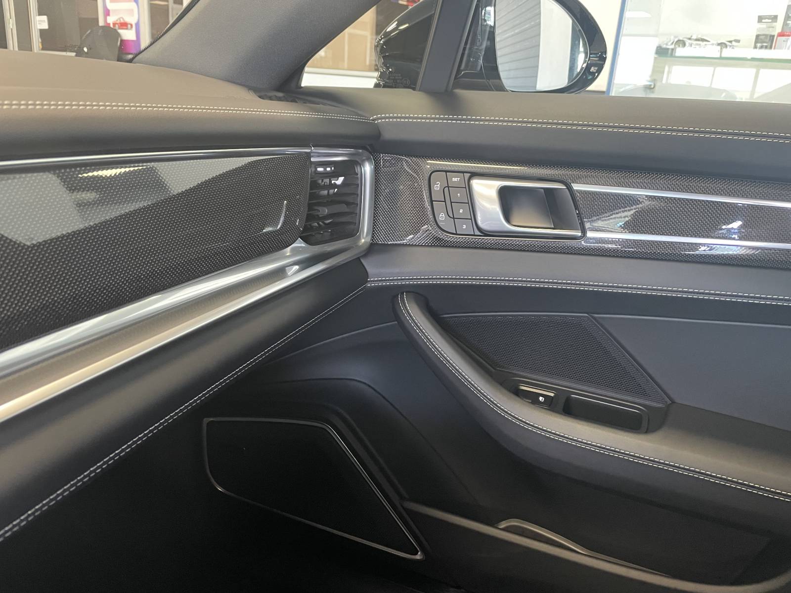  La Porsche Panamera Hybrid 4 Platinium Edition : Plus qu'une simple voiture, une expérience - Montpellier Hérault