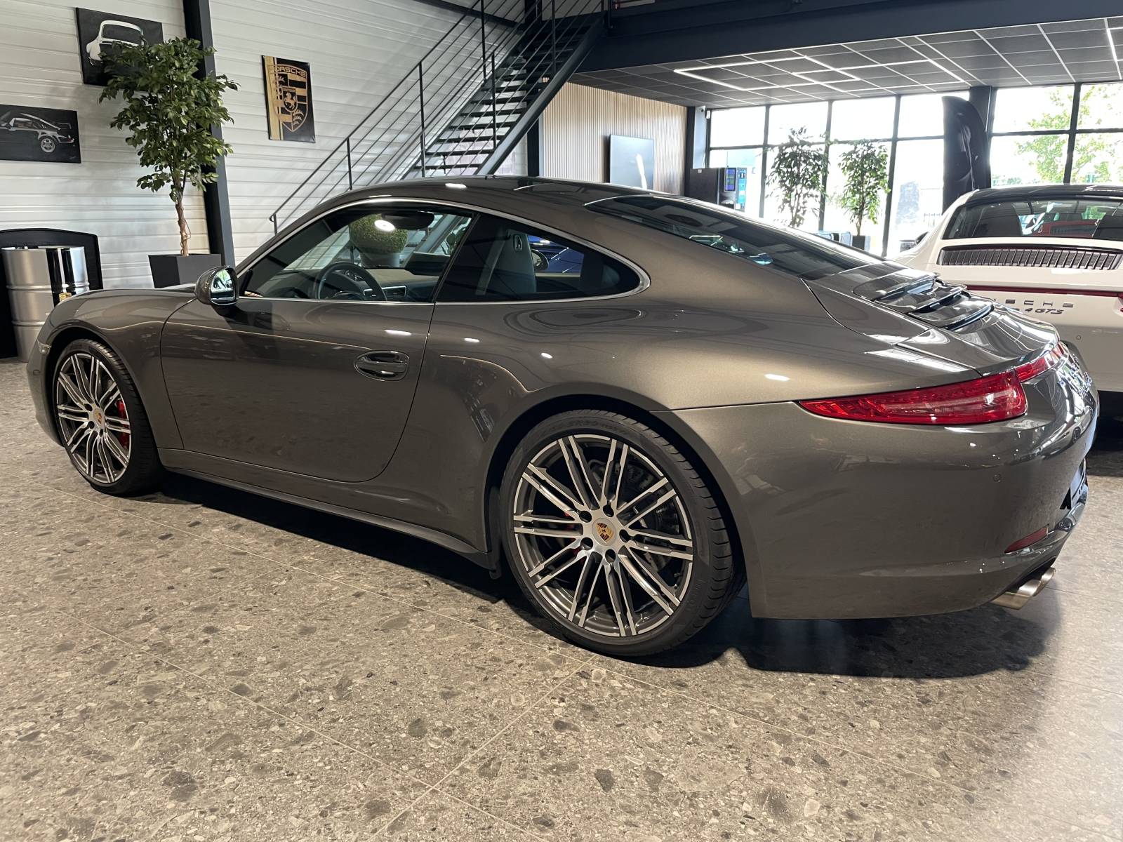 Profil complet : Silhouette iconique de la Porsche 911 type 991 en Occitanie.