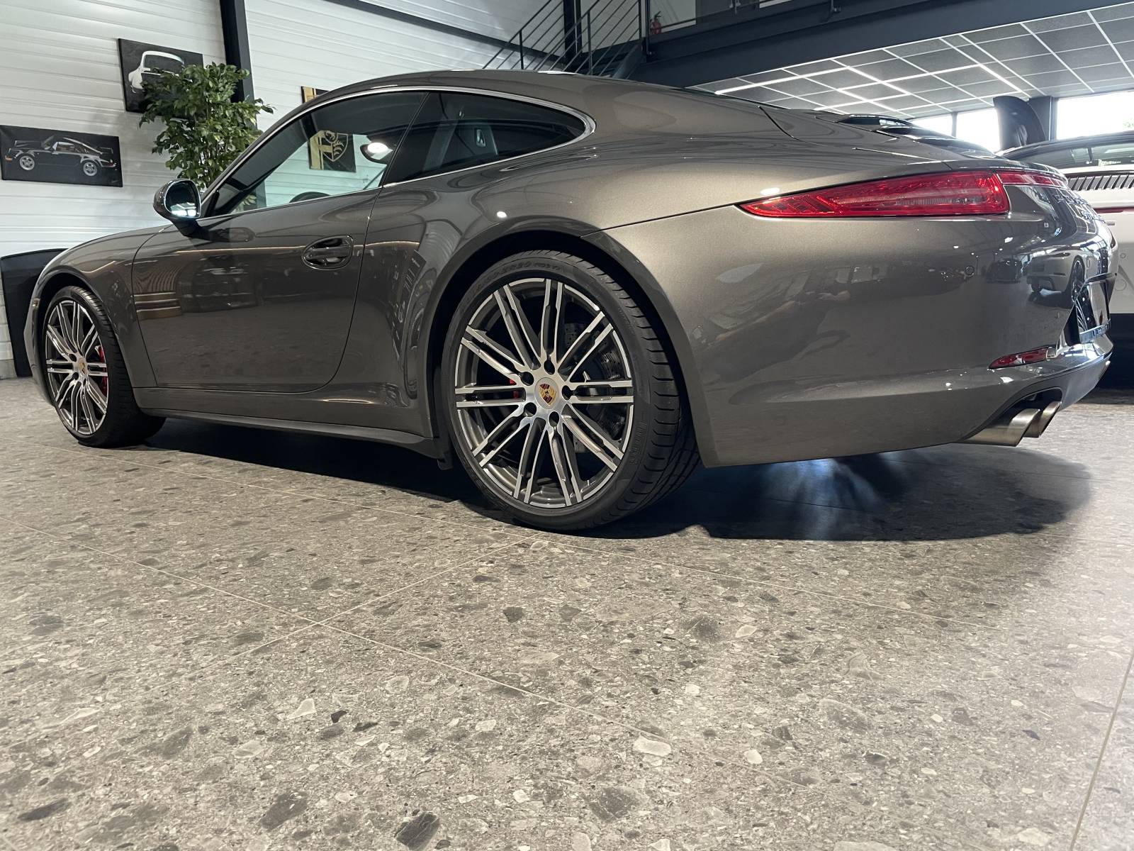 Profil complet : Silhouette iconique de la Porsche 911 type 991 en Occitanie.