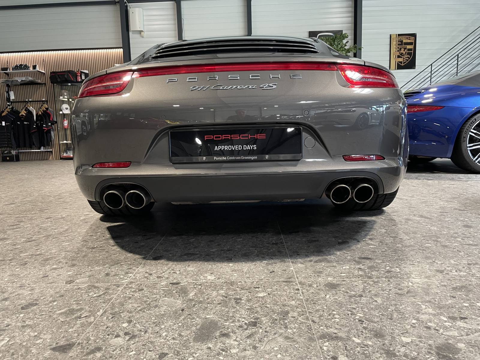 Vue arrière : Bandeau lumineux caractéristique des versions 4S - Spécialiste Porsche Hérault.
