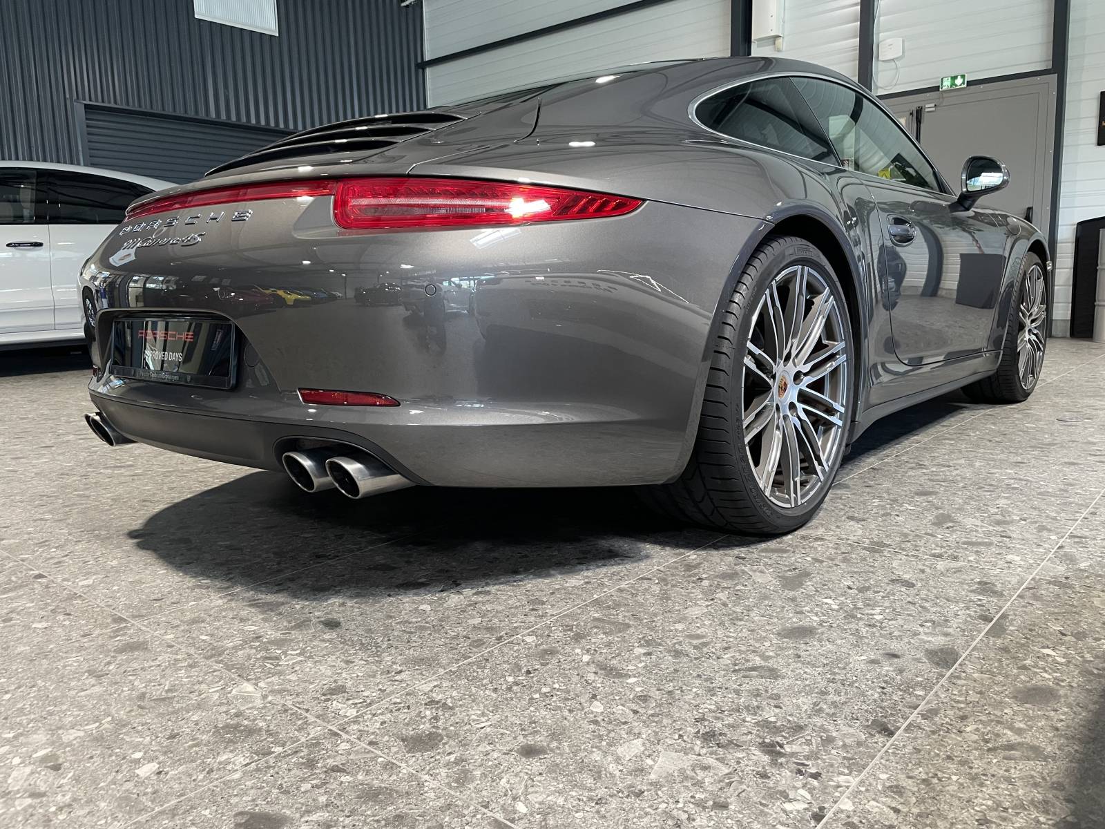 Vue arrière : Bandeau lumineux caractéristique des versions 4S - Spécialiste Porsche Hérault.