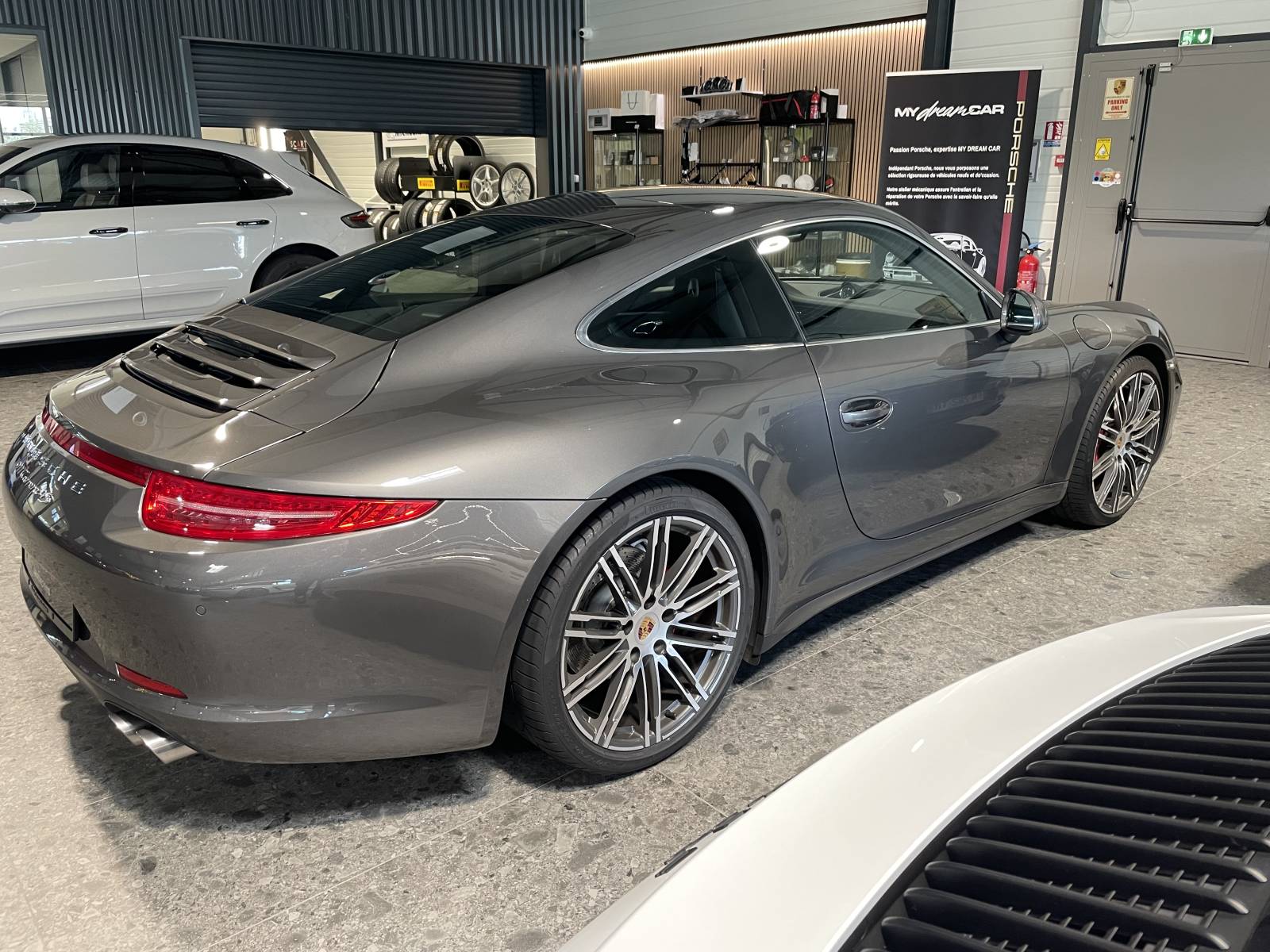 Profil complet : Silhouette iconique de la Porsche 911 type 991 en Occitanie.