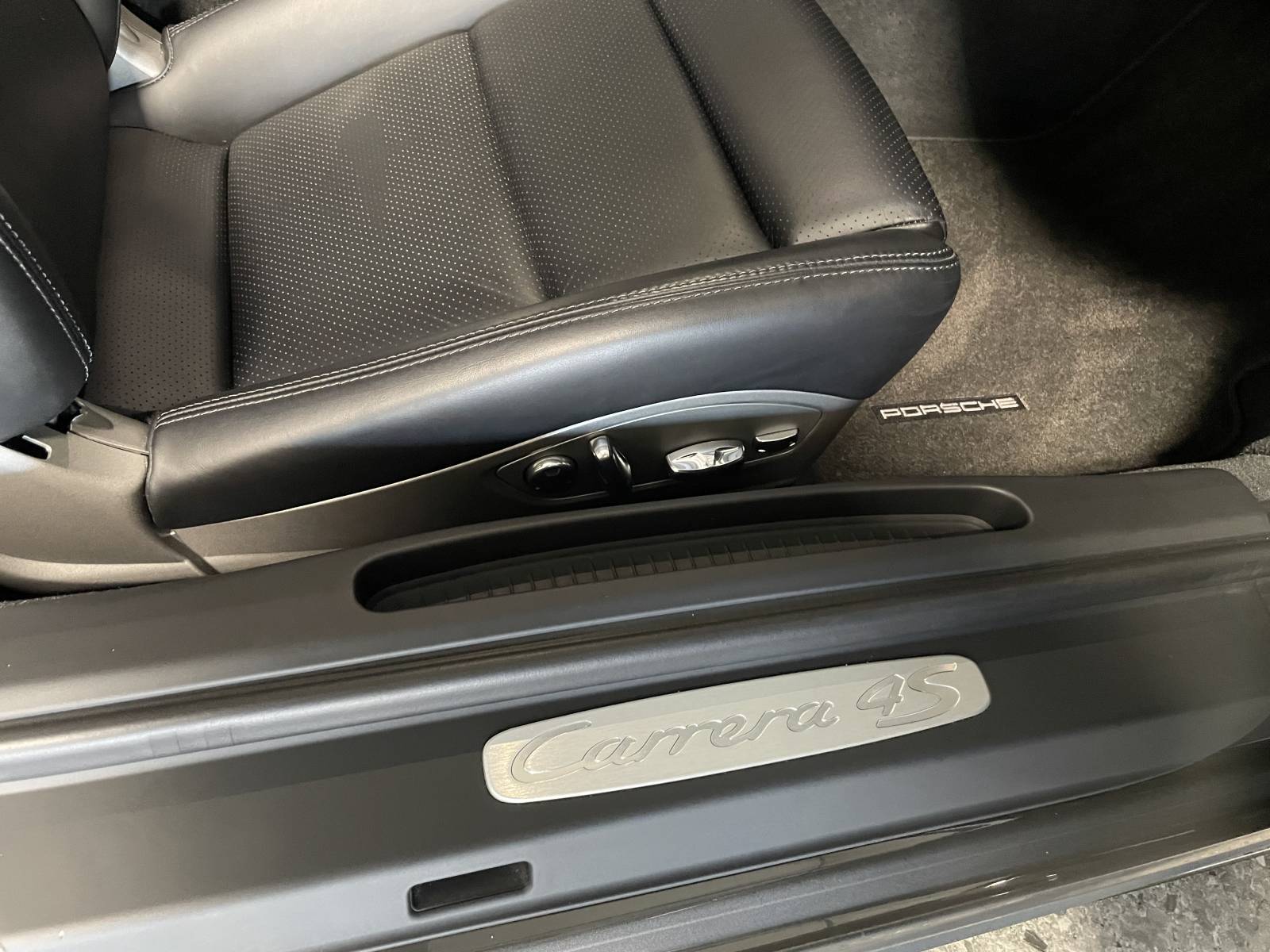 Sièges avant : Sièges sport électriques à mémoire et chauffants.