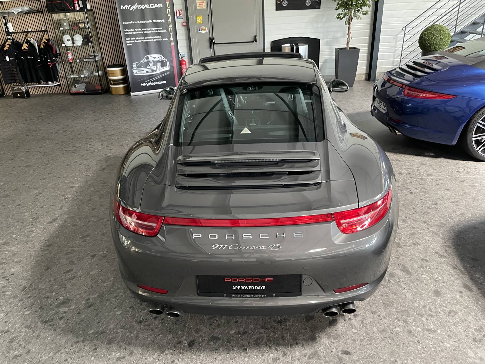 Vue arrière : Bandeau lumineux caractéristique des versions 4S - Spécialiste Porsche Hérault.