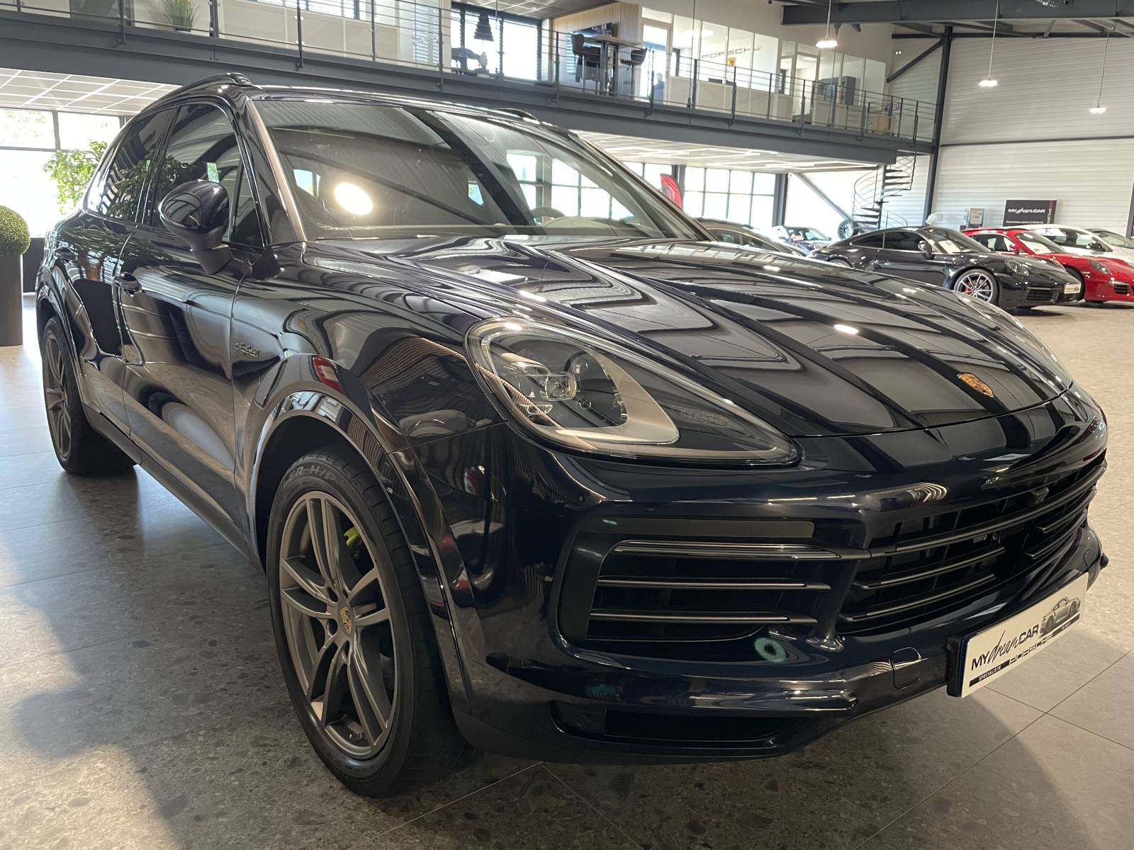 Vue de face : Porsche Cayenne E-Hybrid Platinum Edition 2023 à Nîmes – MY DREAM CAR.