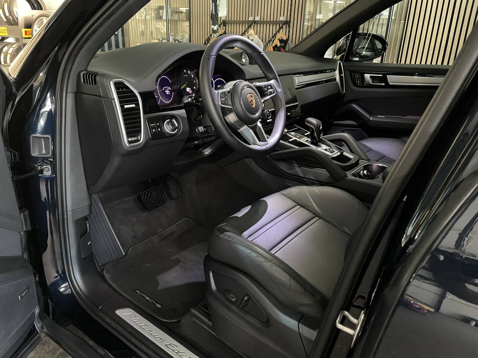 Sièges avant : Sièges Sport électriques à mémoire en cuir noir, état impeccable.