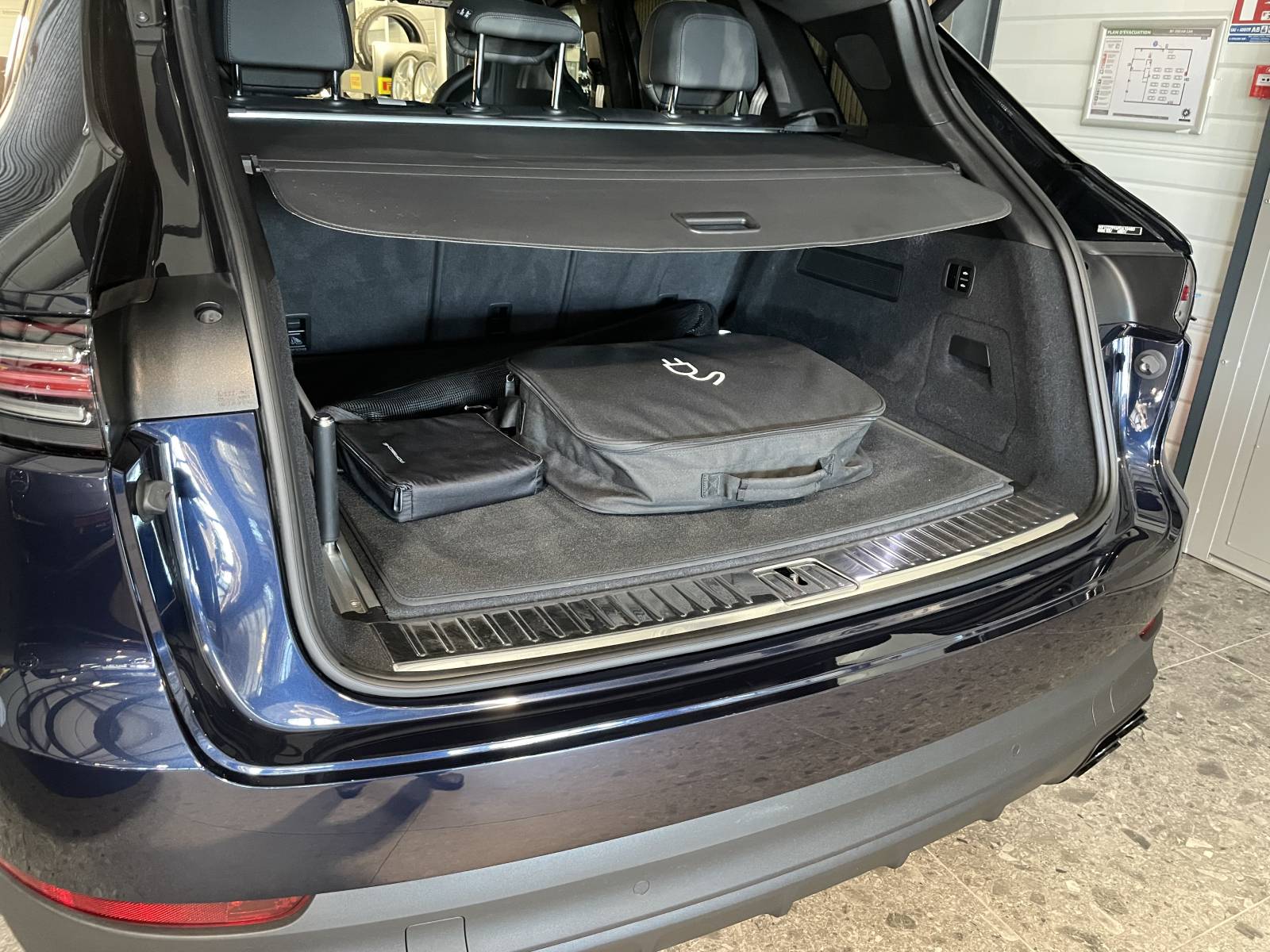 Détail Coffre : Coffre spacieux avec hayon électrique et pack d'aménagement.