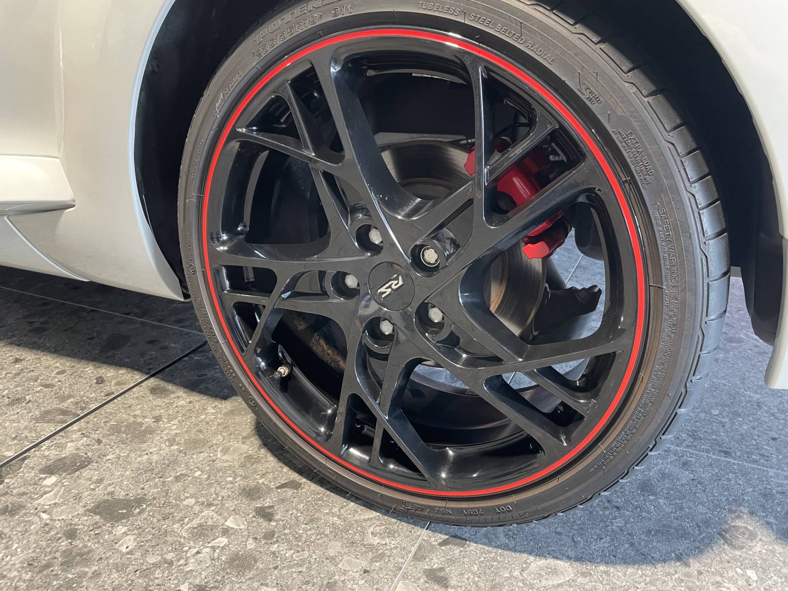 Zoom sur les étriers de freins Brembo rouges et jantes 19