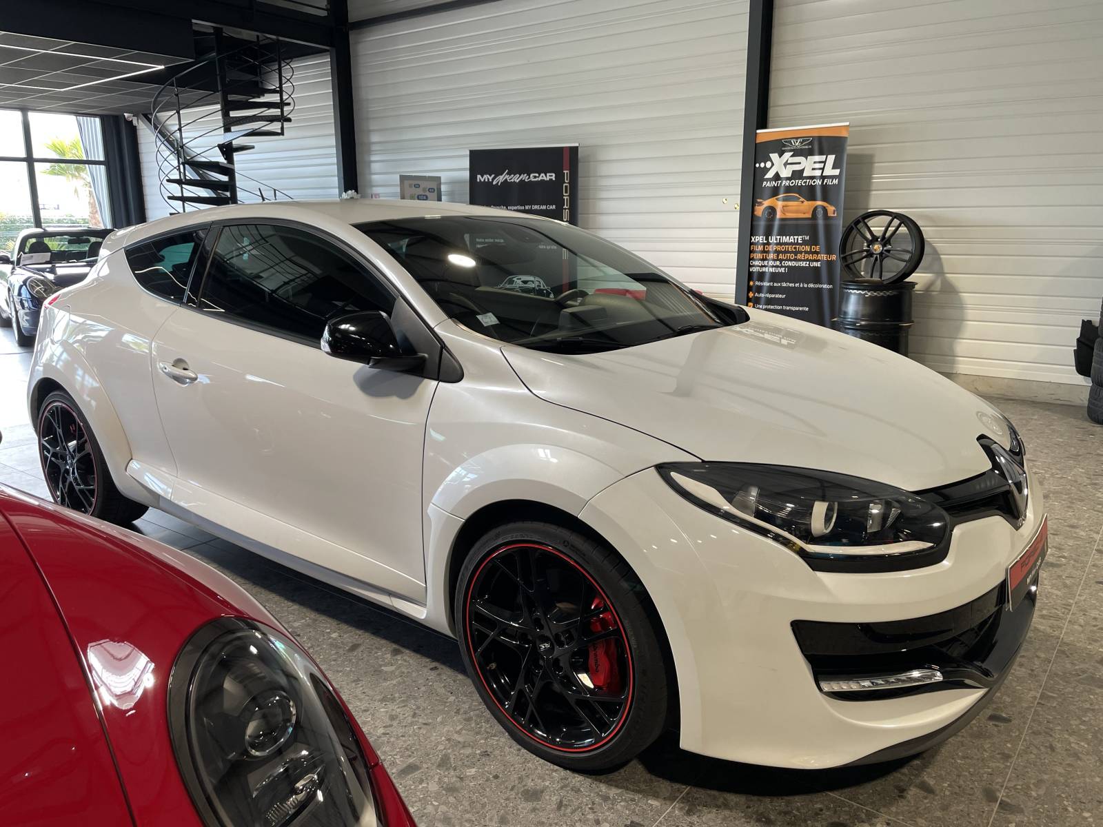 Profil dynamique de la Mégane RS 275 Cup disponible dans notre showroom à Nîmes dans le Gard