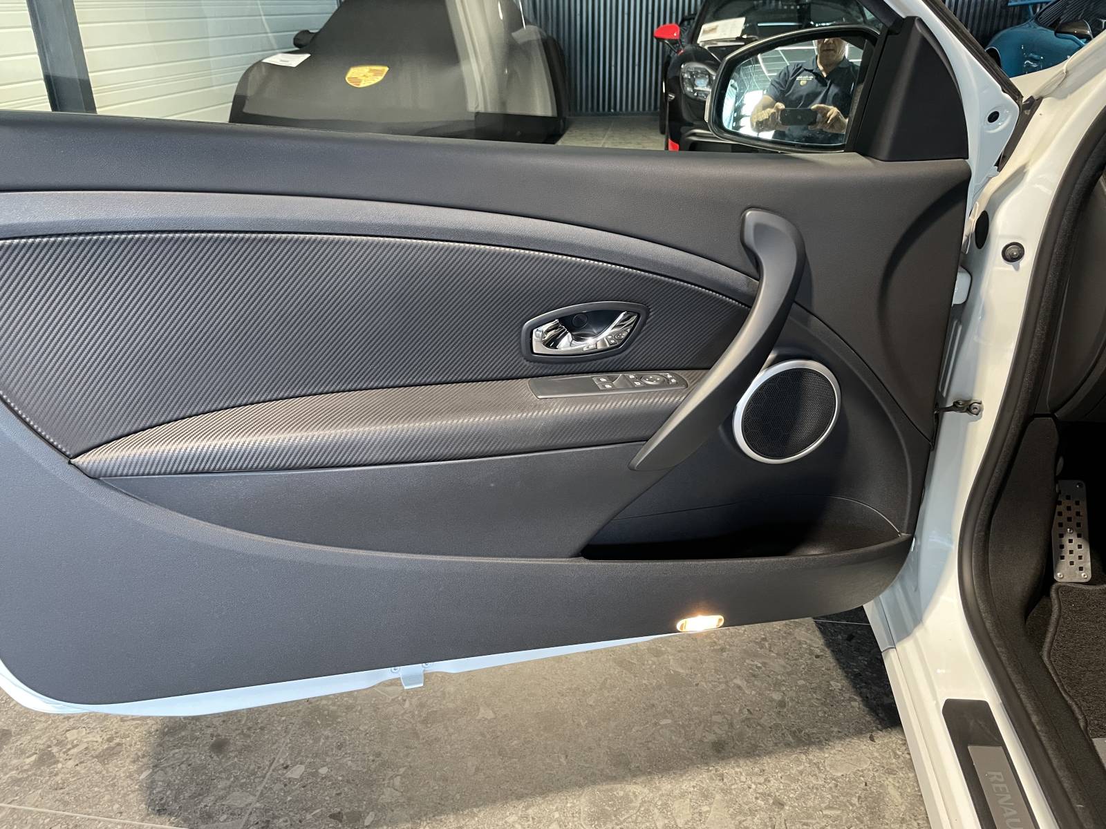 Détail haute performance : l'alliance parfaite du cuir et du carbone dans l'habitacle de cette RS 275.