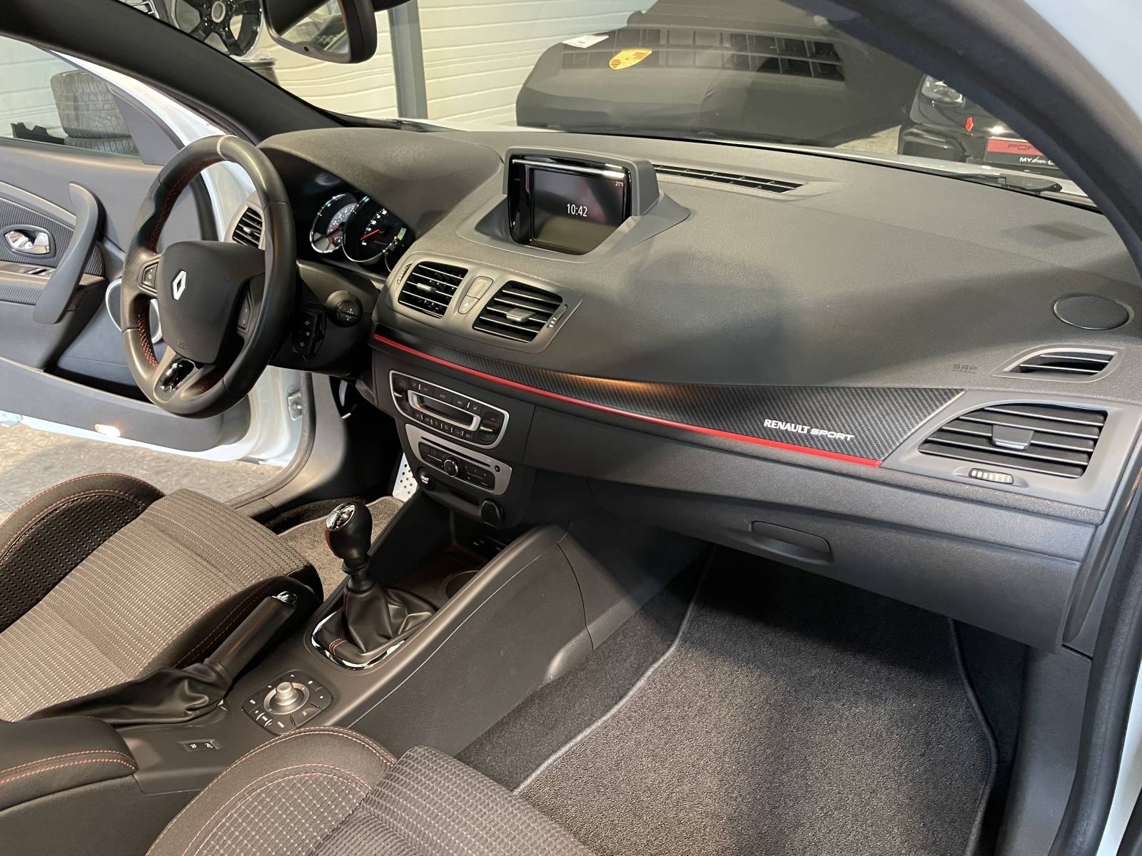 Cockpit puriste : chaque détail carbone est pensé pour l'immersion du pilote.