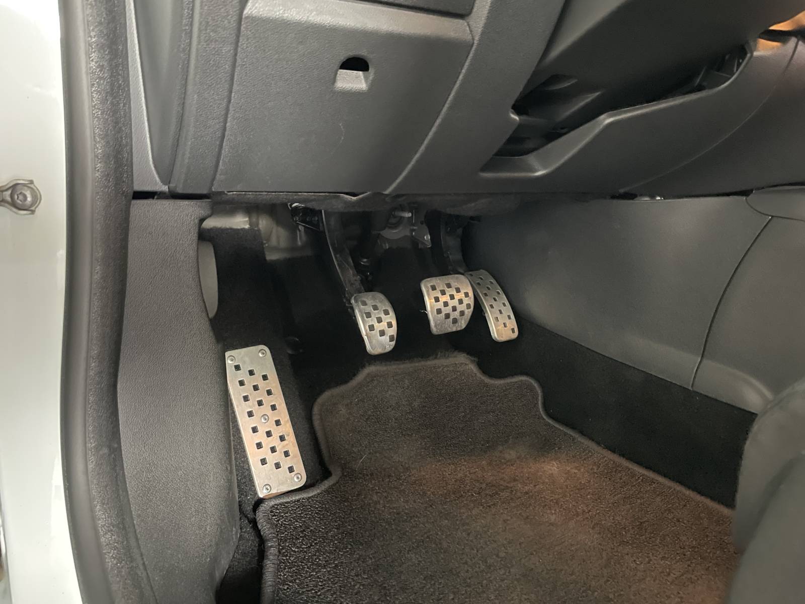 Pédalier sport en aluminium, l'exigence du détail chez MY DREAM CAR sur cette Renault Mégane RS d'occation à la vente à Nîmes dans le Gard.