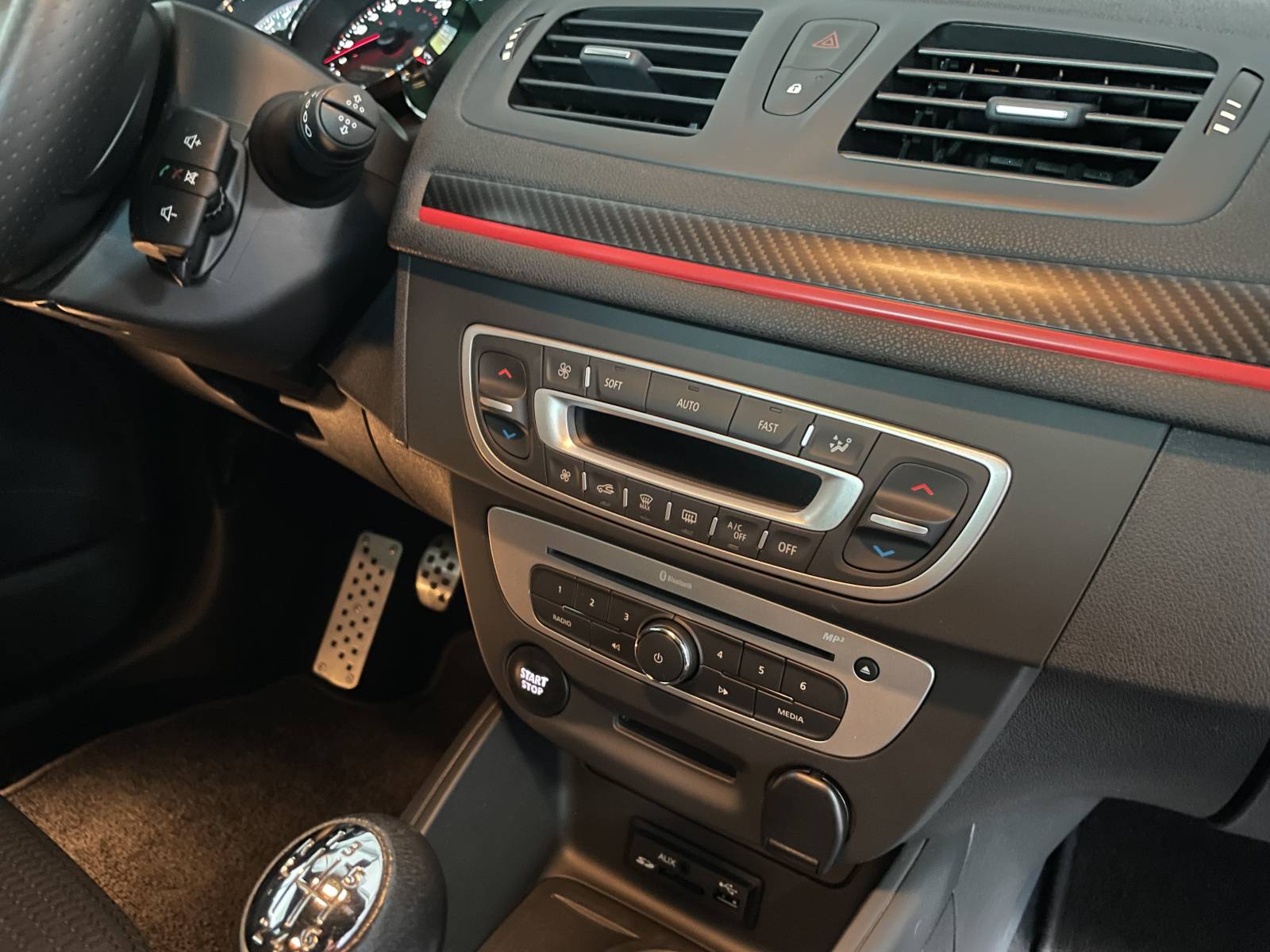 Détail haute performance : l'alliance parfaite du cuir et du carbone dans l'habitacle de cette RS 275