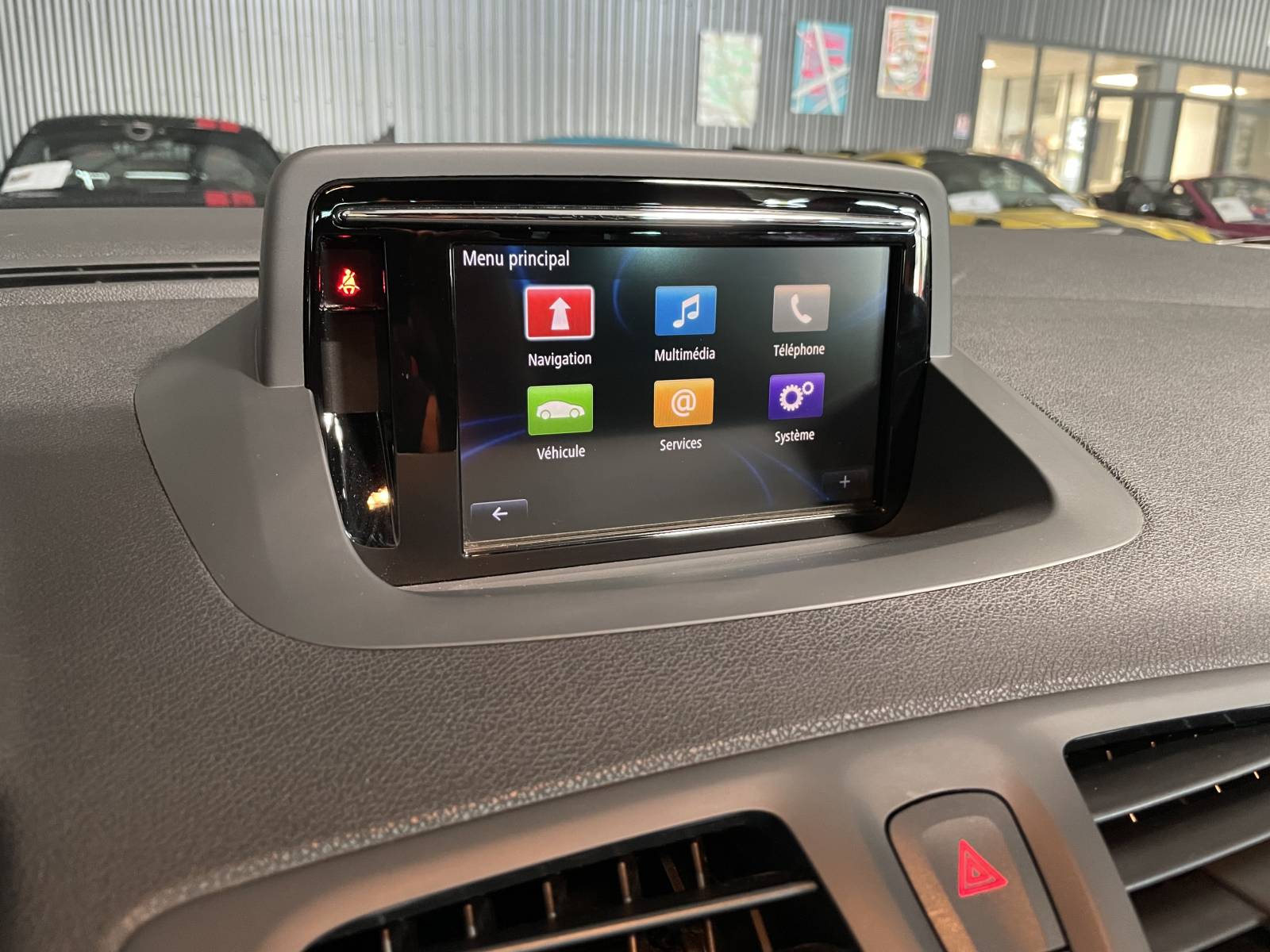 Console centrale avec écran tactile 7 pouces et navigation R-Link.