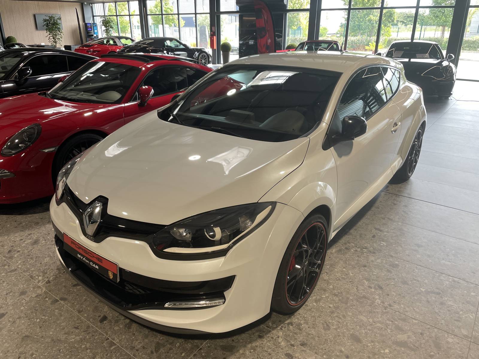 Vue de face agressive de la Renault Mégane III RS 275 chez MY DREAM CAR à Nîmes dans le Gard.