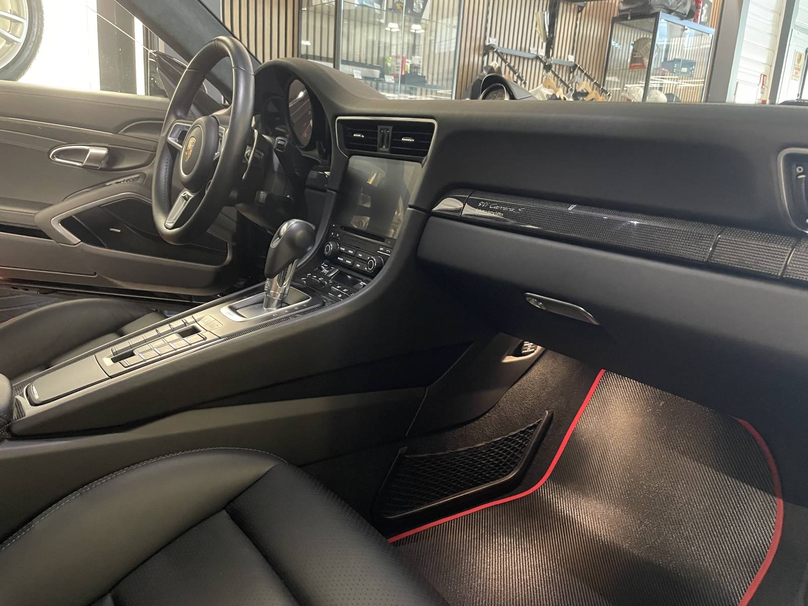 Habitacle avec Pack Carbone exclusif chez MY DREAM CAR à Nîmes.