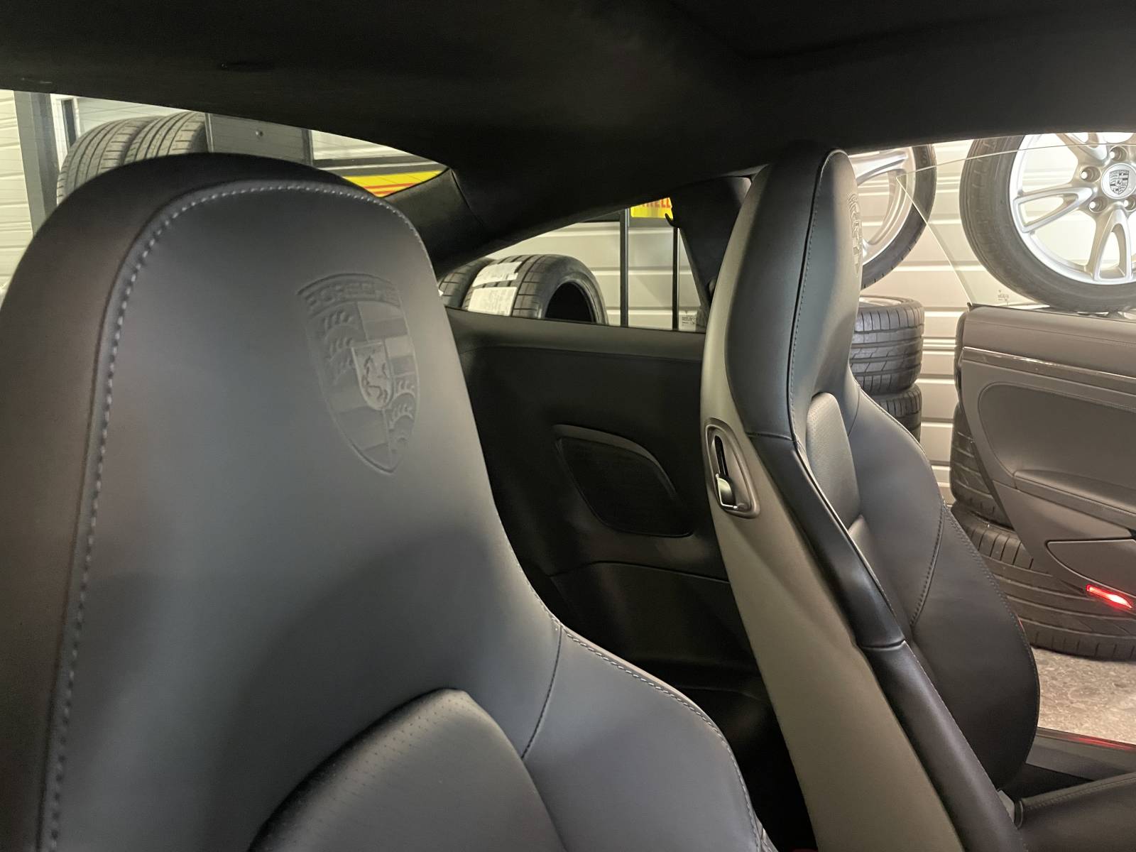 Sièges sport en cuir étendu, le luxe par MY DREAM CAR à Nîmes.